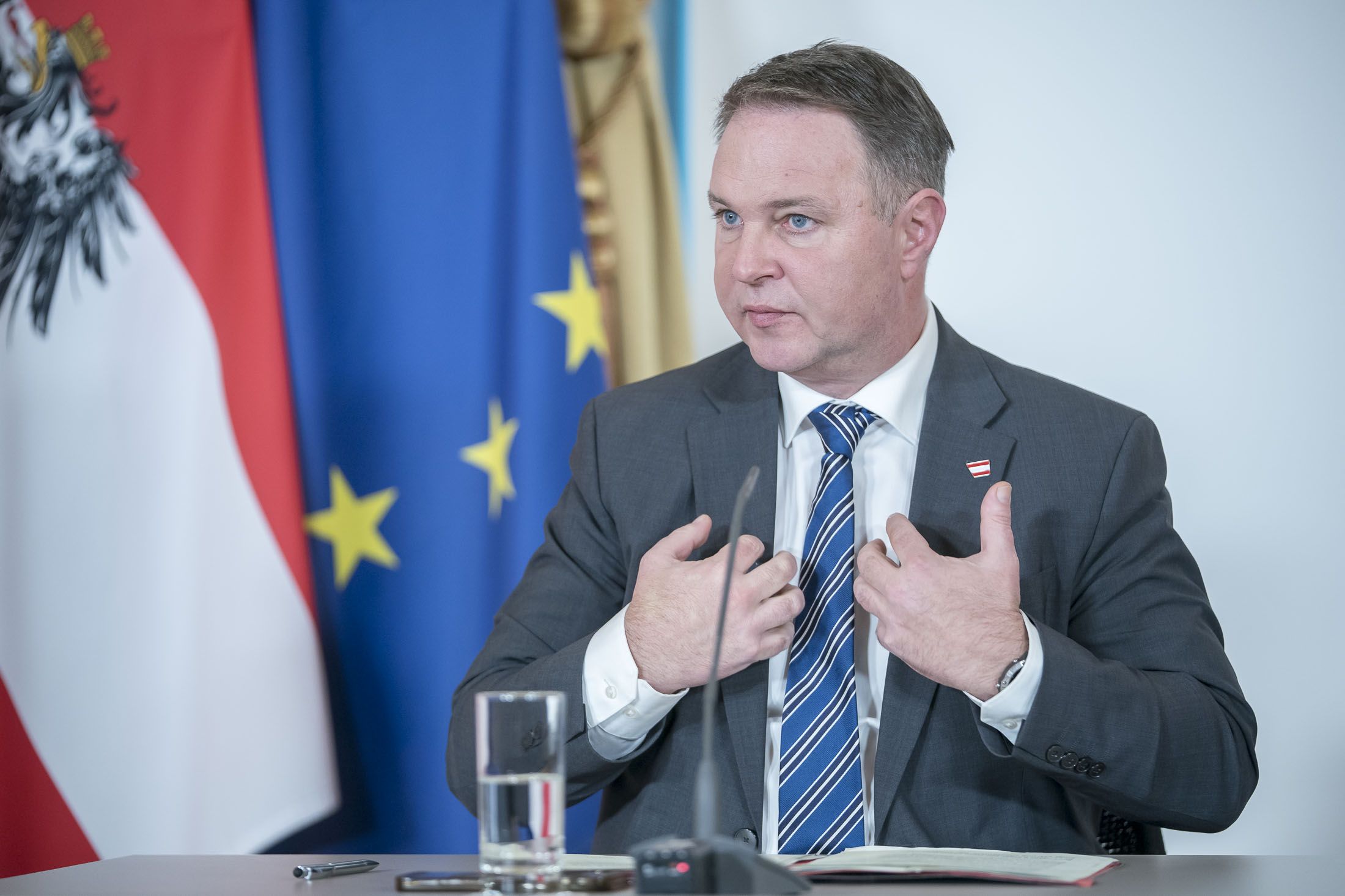 Geheime Flüge? Die FPÖ greift SPÖ-Chef Andreas Babler scharf an.