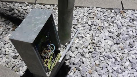 Der beschädigte Elektroanschlusskasten