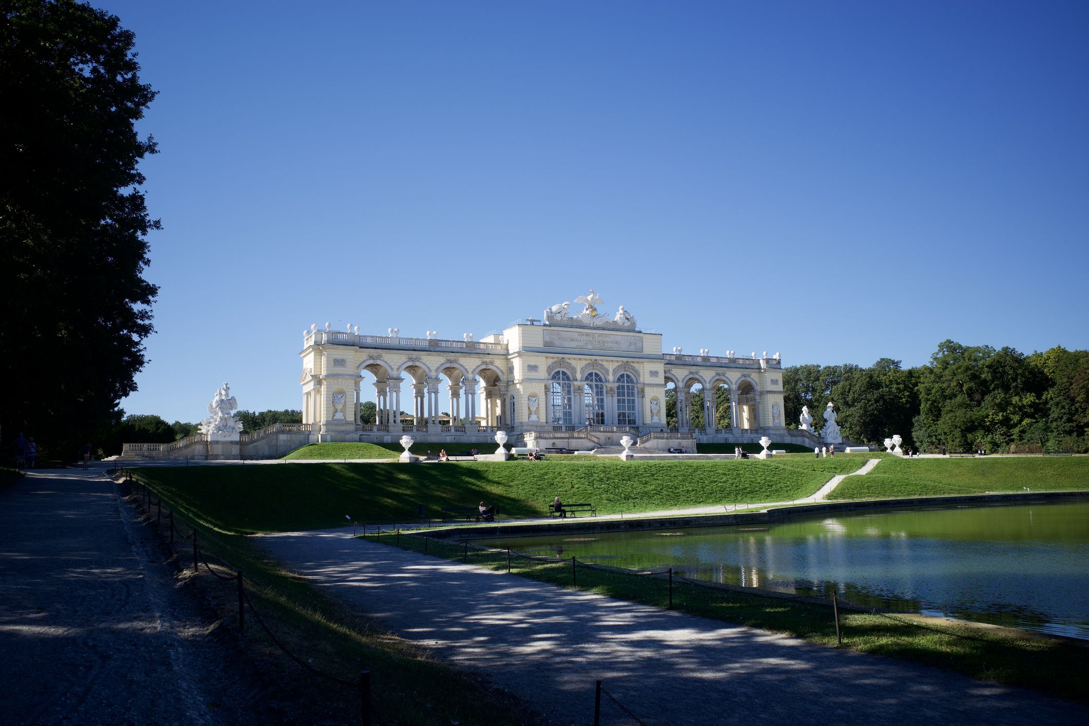 Im Garten bei der weltberühmten Gloriette von Schloss Schönbrunn in Wien wurde eine Leiche gefunden.