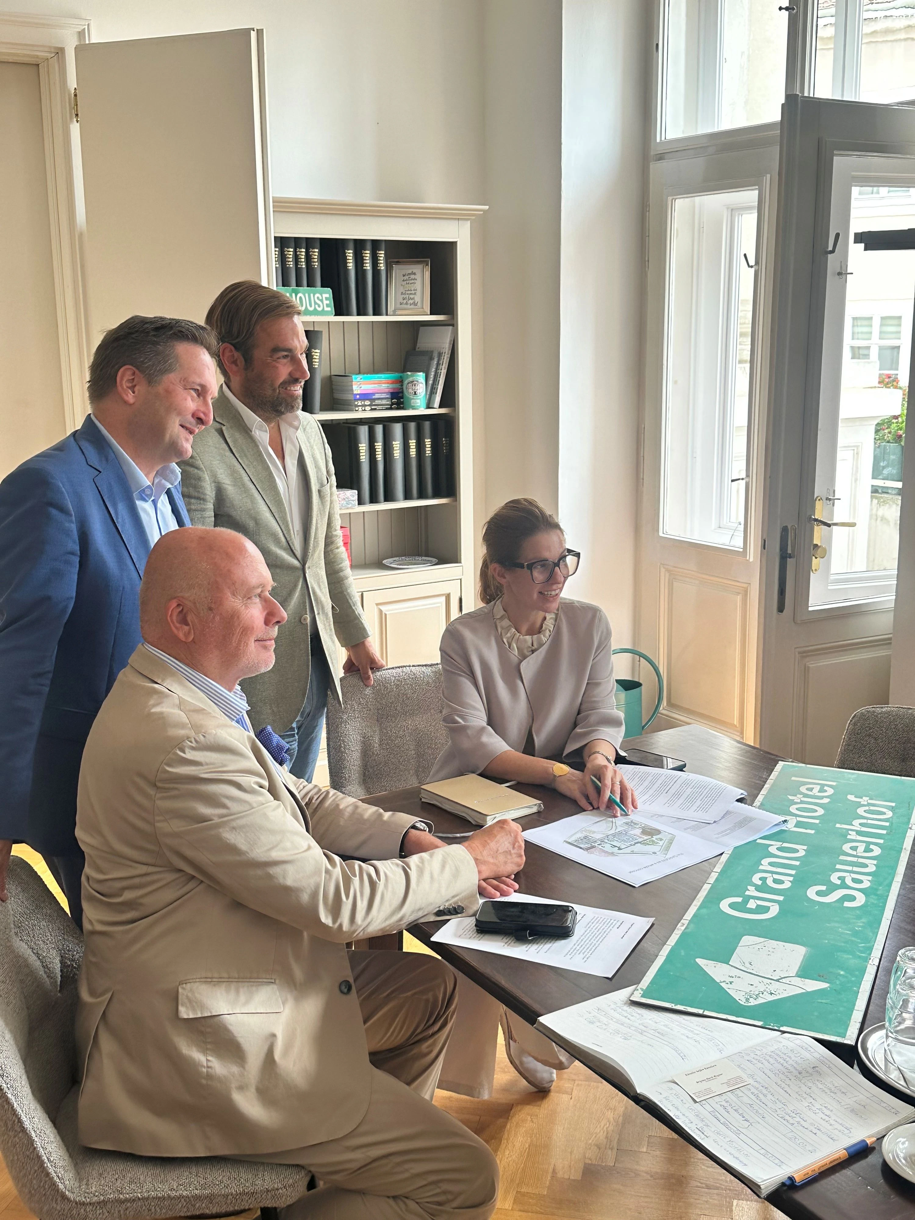 „Hintergrundgespräch Sauerhof“: StR Peter Koczan, Tourismusdirektor Klaus Lorenz, Markus Wolfesberger und Bürgermeisterin Carmen Jeitler-Cincelli.