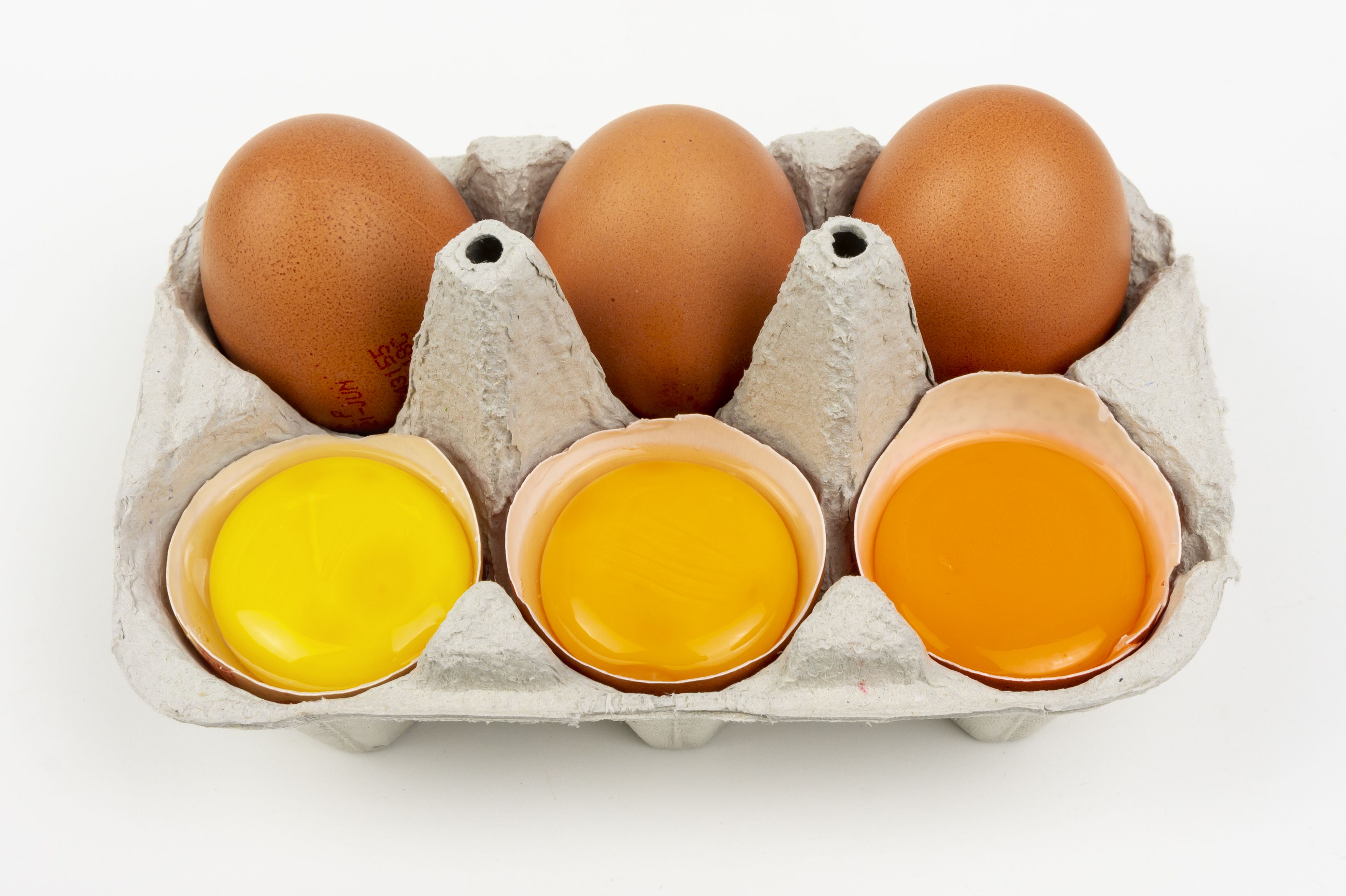 Je mehr Carotinoide die Hühner aufnehmen, desto kräftiger wird der Dotter gefärbt.