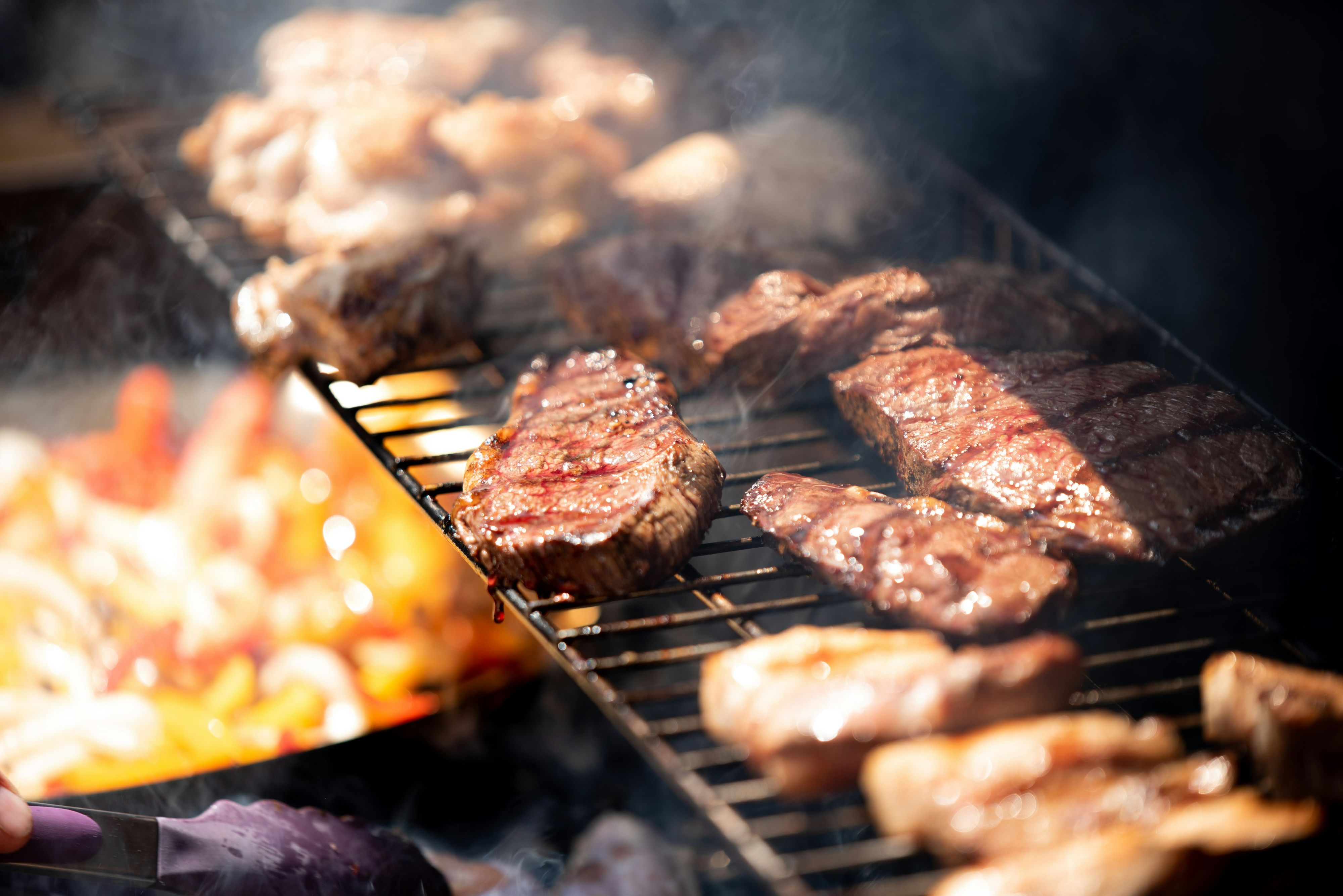 9 von zehn Grillprodukten in österreichischen Supermärkten weisen kein Tierwohllabel auf.
