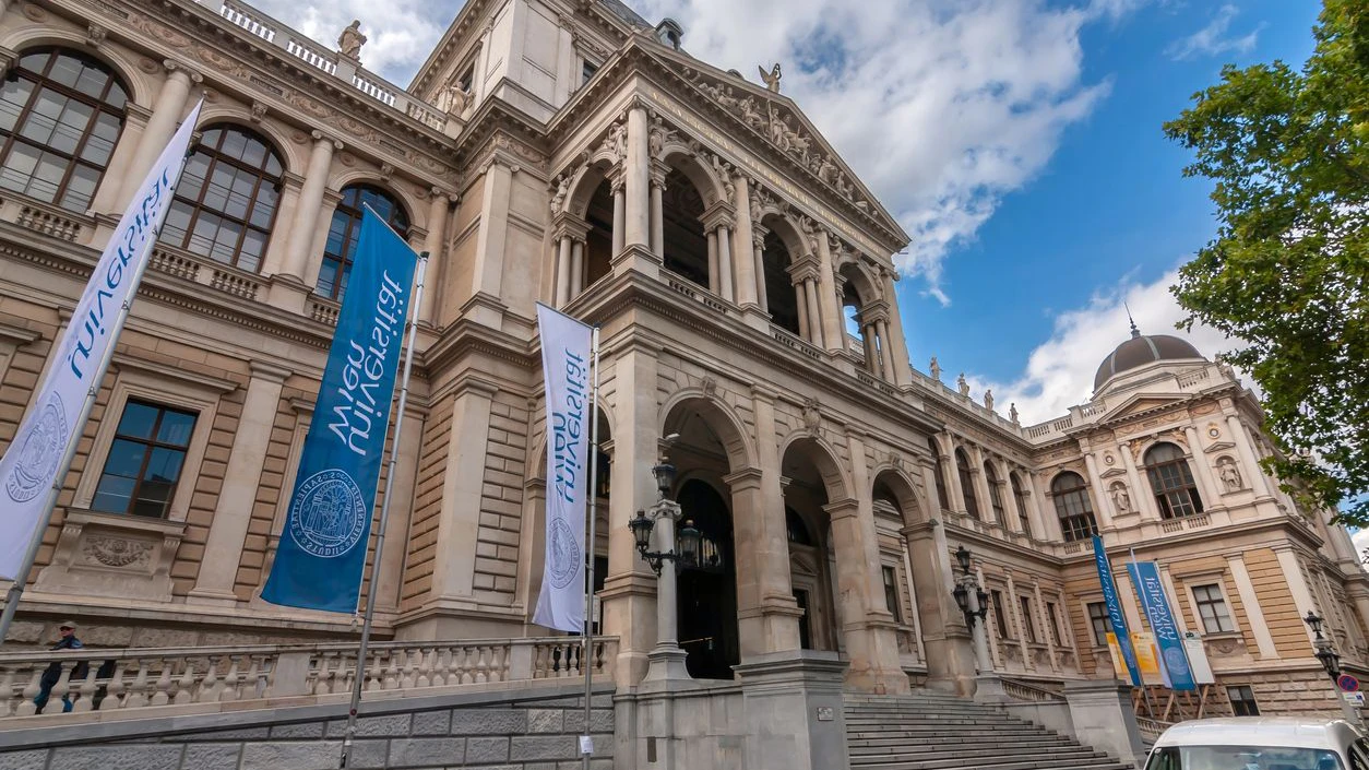 An Österreichs Universitäten (im Bild die Universität Wien) begannen im Studienjahr 2024/2025 31.187 ausländische, aber nur 20.484 Menschen ihr Studium.
