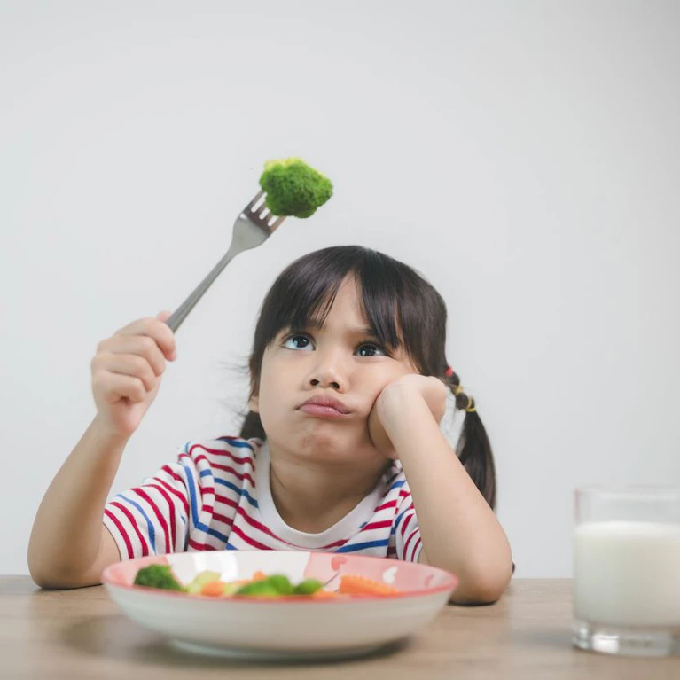 Gerade in den Sommerferien kommt es immer wieder zu Streit am Esstisch. Denn viele Kinder weigern sich zu essen, wenn es einmal nicht Pizza, Burger oder Pommes gibt. Die gute Nachricht: Mit den richtigen Tricks lässt sich das ändern. Was Eltern wissen sollten.
