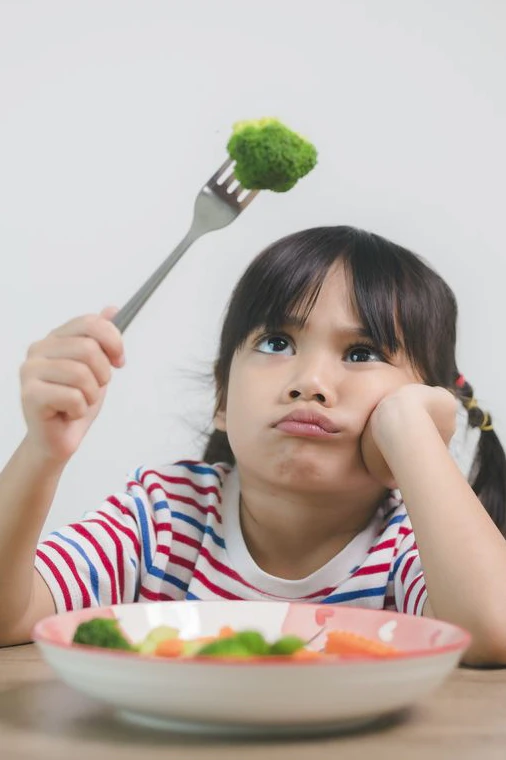 Vor allem grünes Gemüse kommt bei den allermeisten Kindern gar nicht gut an – es schmeckt für sie einfach zu bitter