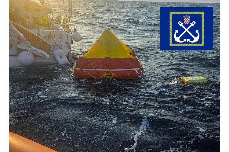 Die Österreicher trieben in der Rettungsinsel übers Meer.