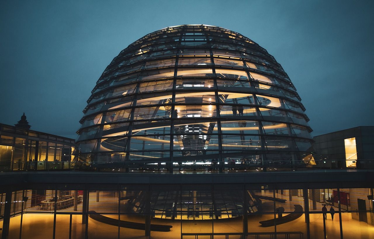 Das Reichstag-Gebäude bei Nacht
