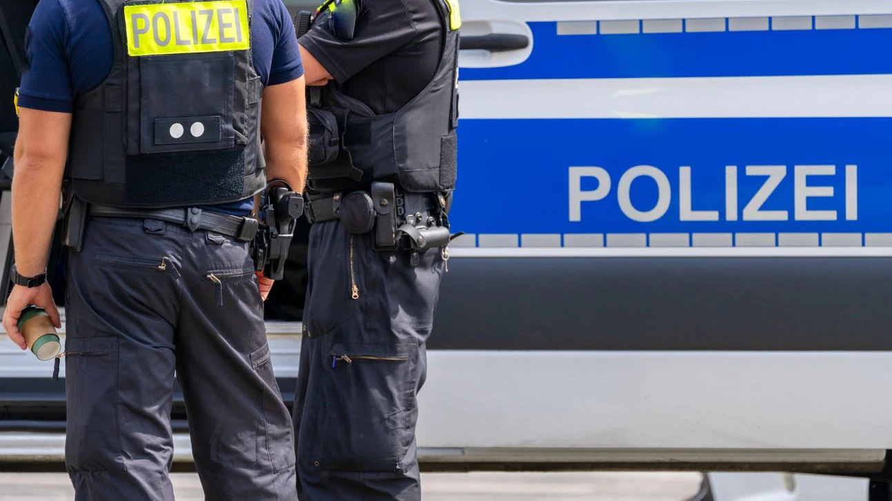 Der Angreifer hörte erst auf als die Polizei eingriff.