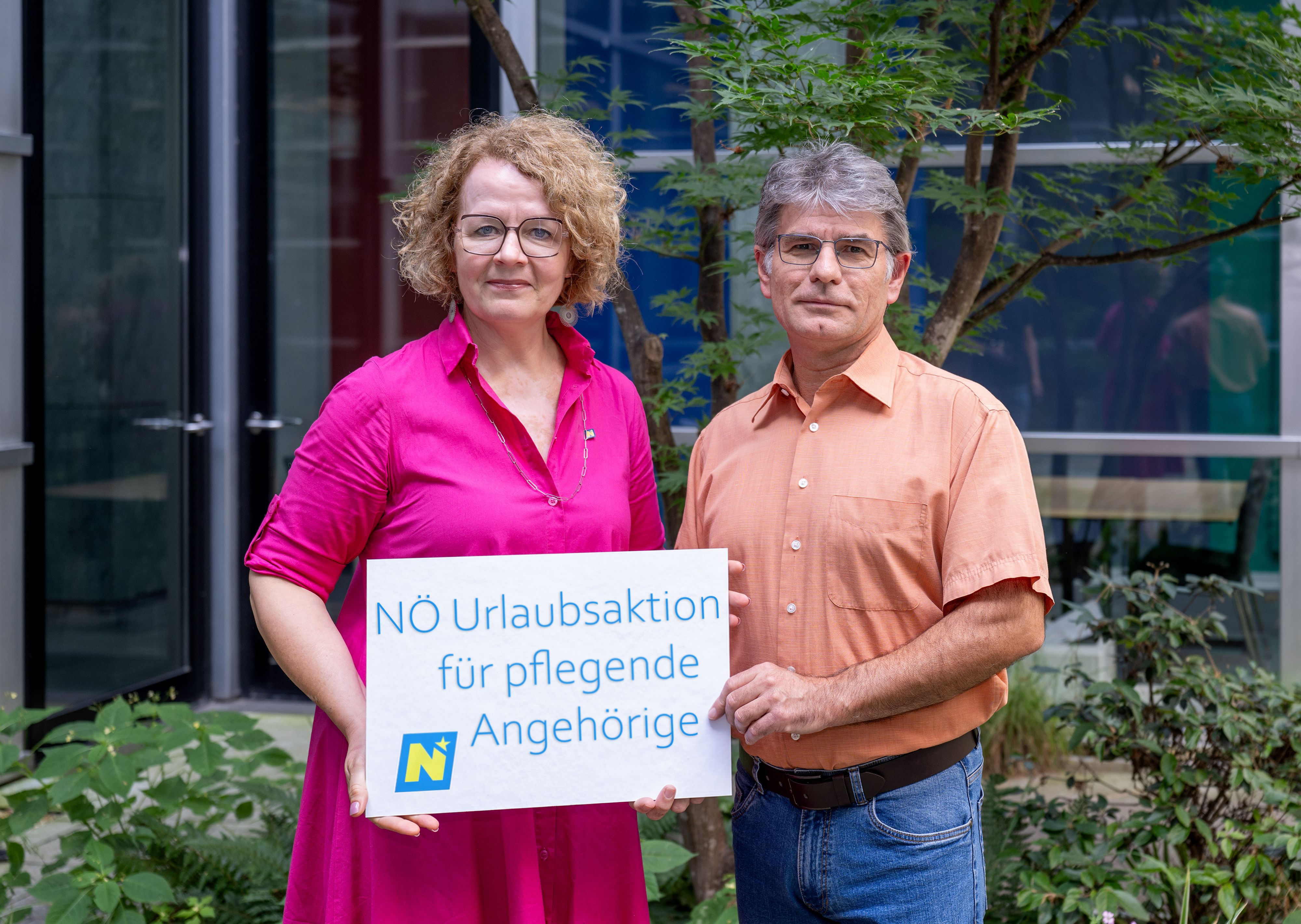 Pflegende Angehörige erhalten einen Zuschuss für einen Urlaubsaufenthalt (v.l.n.r.): Christiane Teschl-Hofmeister (ÖVP), Landesrätin für Soziales, und Gerhard Heilig, Leiter der Pflegehotline NÖ.