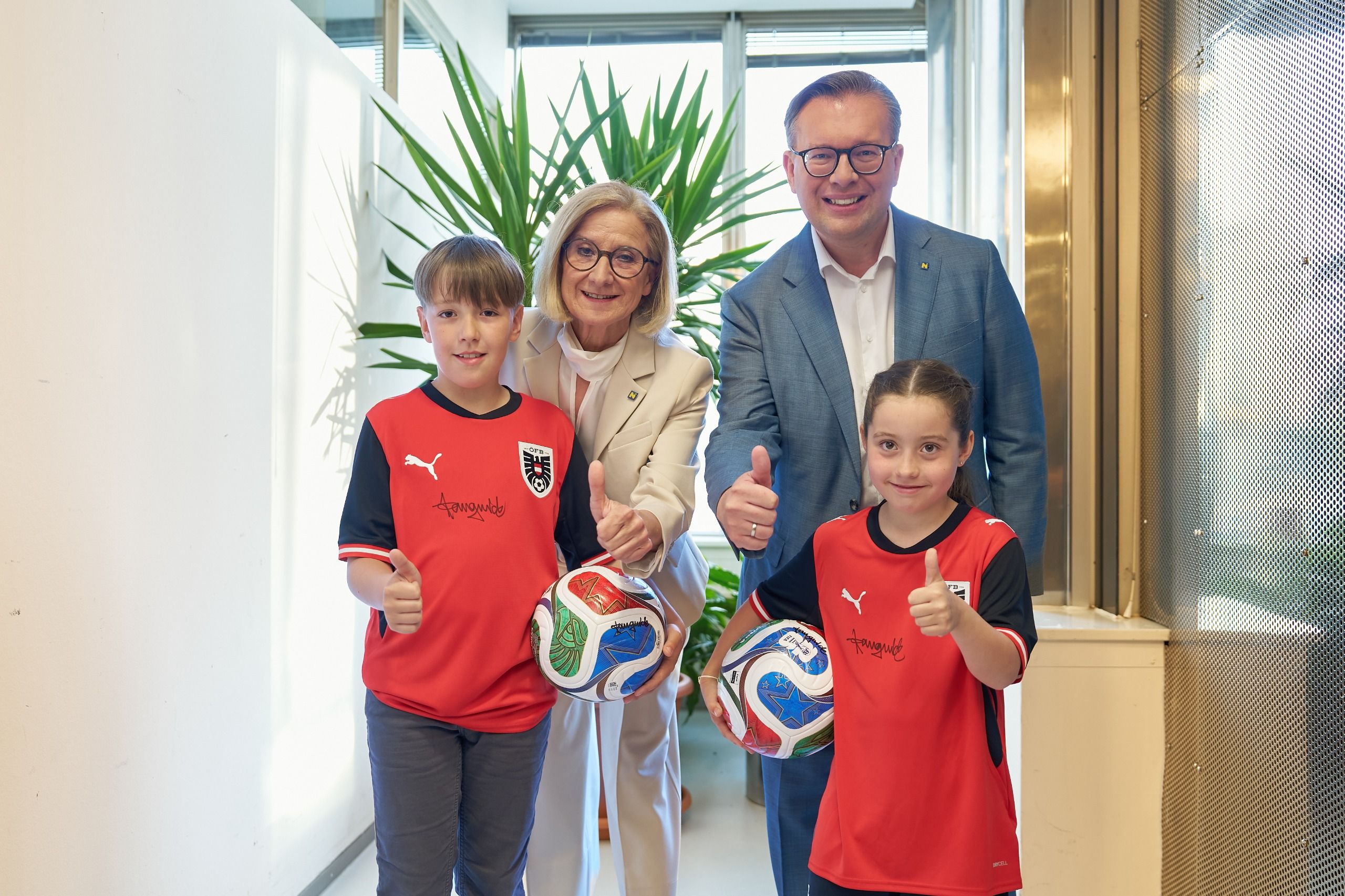 Landeshauptfrau Johanna Mikl-Leitner (ÖVP) und Matthias Zauner (ÖVP), Landesgeschäftsführer der Volkspartei Niederösterreich, ziehen Bilanz zum NÖ-Tippspiel zur WM.