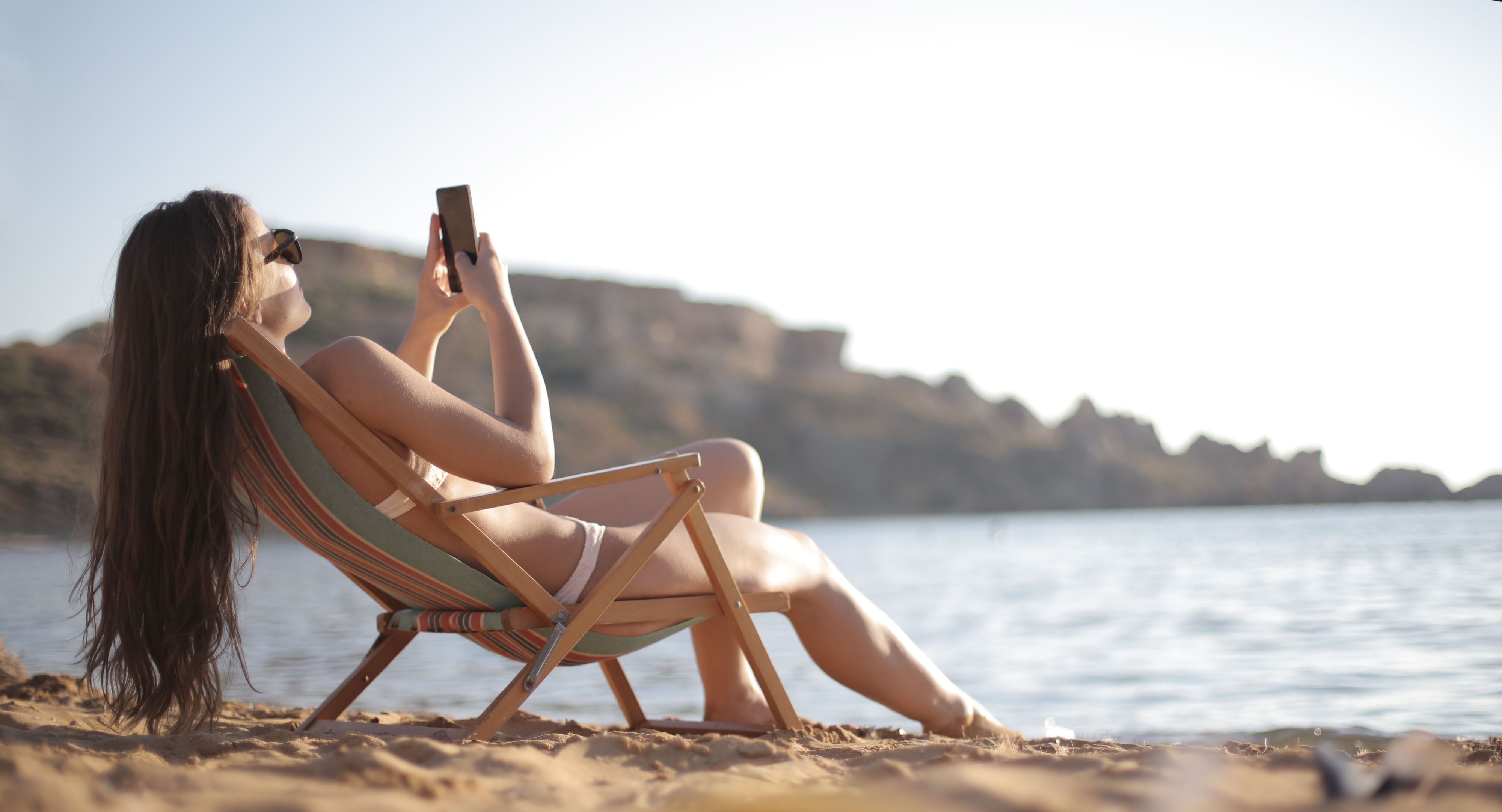 Packen, planen, übersetzen: KI kann im Urlaub viel Arbeit abnehmen. Entscheidend ist aber, wie du die richtigen Fragen stellst.