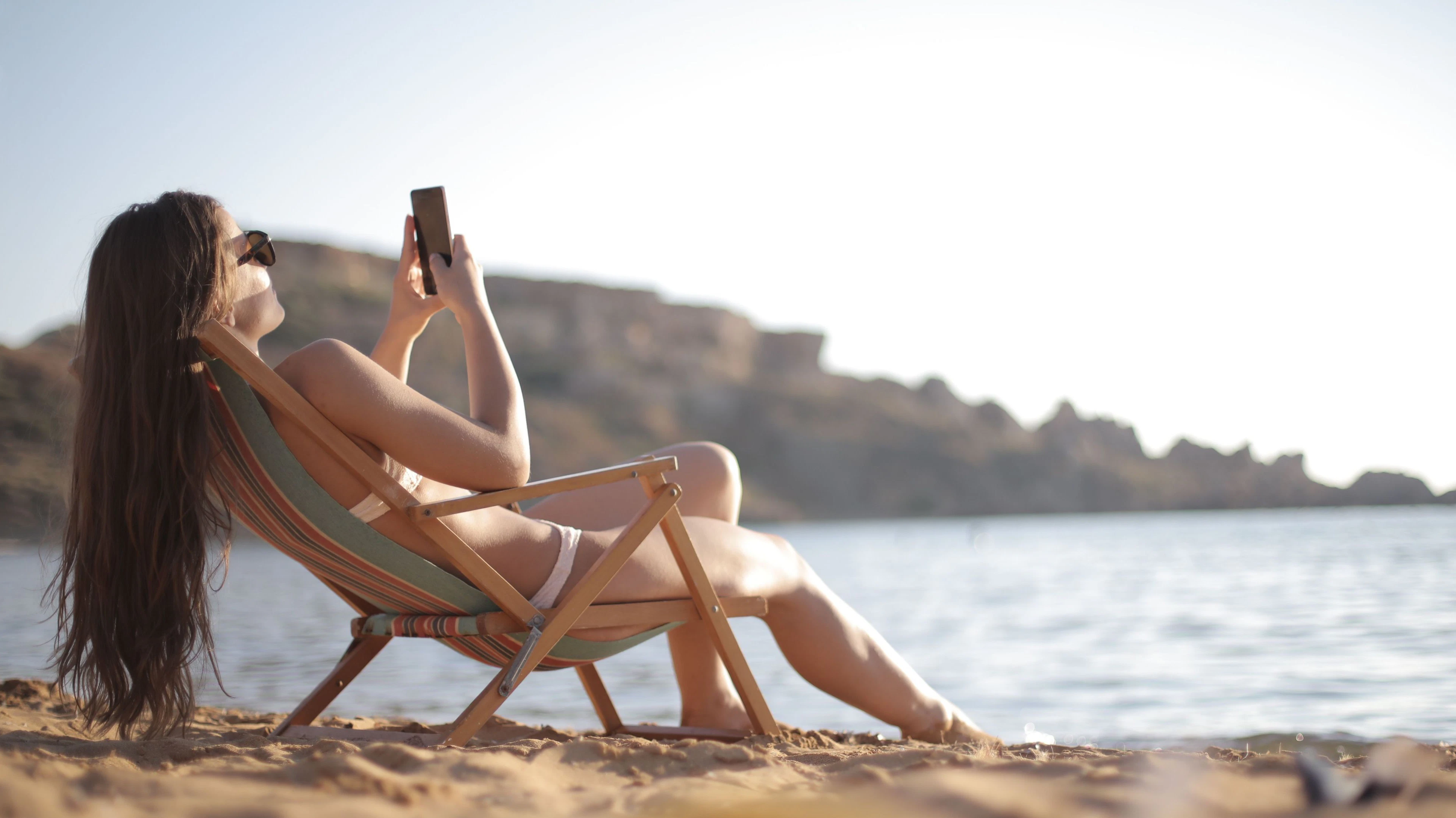 Packen, planen, übersetzen: KI kann im Urlaub viel Arbeit abnehmen. Entscheidend ist aber, wie du die richtigen Fragen stellst.