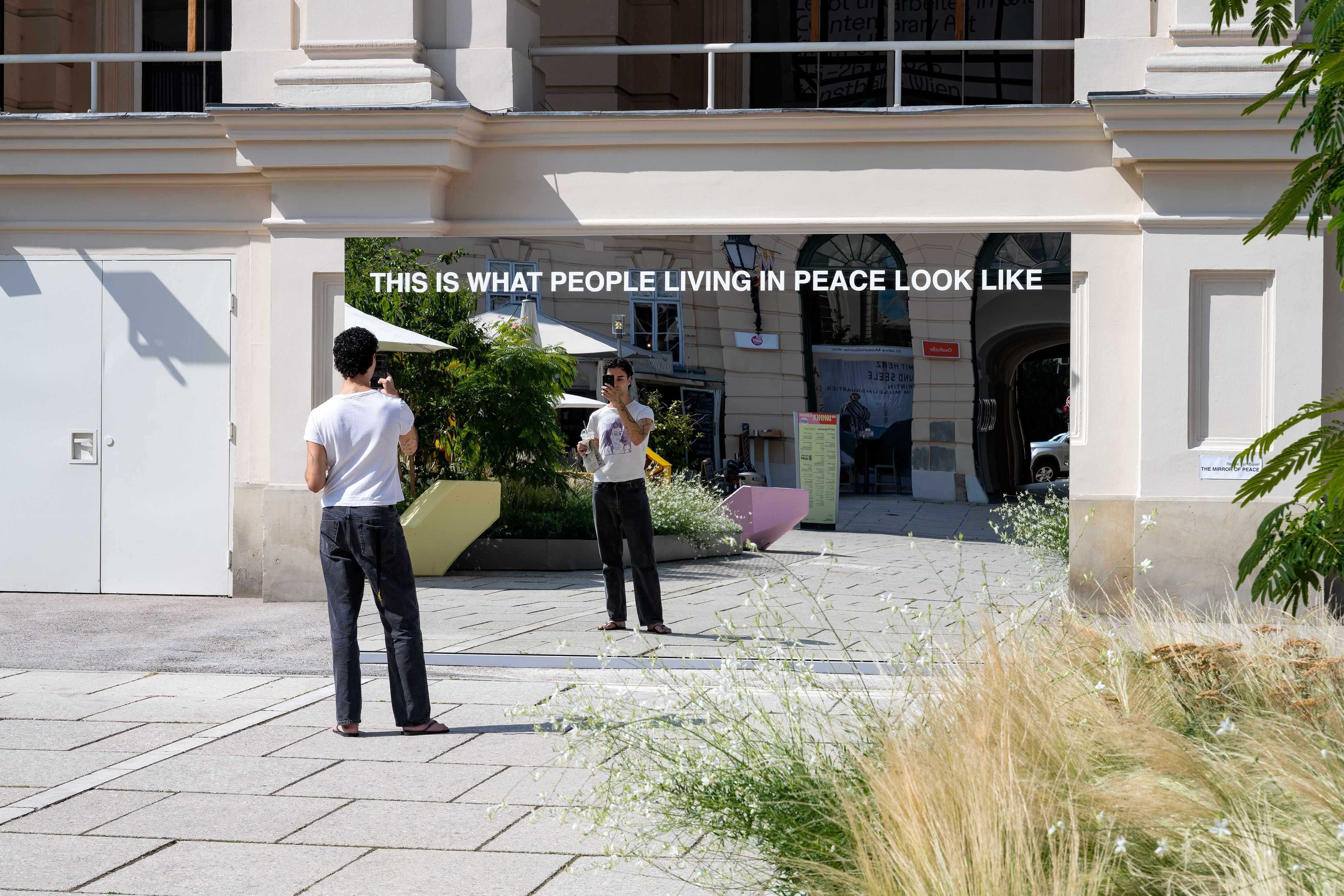 Im Haupthof des MuseumsQuartier Wien wird ab dem 22. Juli die Skulptur „The Mirror of Peace“ der niederländischen Künstlerin Renee van Bavel präsentiert. Der Spiegel trägt die Botschaft: „This is what people living in peace look like.“ („So sehen Menschen aus, die in Frieden leben.“). 