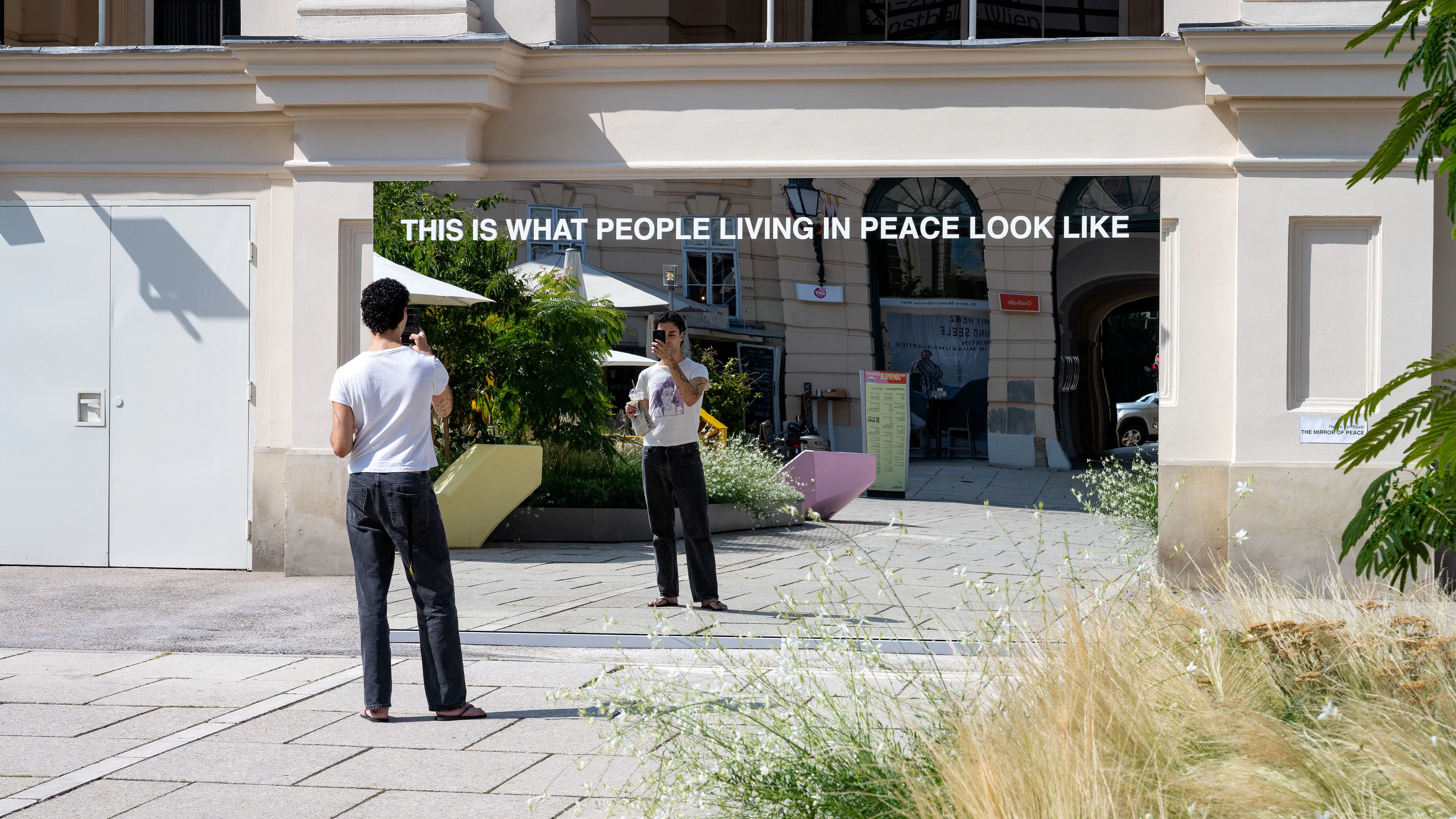 Im Haupthof des MuseumsQuartier Wien wird ab dem 22. Juli die Skulptur „The Mirror of Peace“ der niederländischen Künstlerin Renee van Bavel präsentiert. Der Spiegel trägt die Botschaft: „This is what people living in peace look like.“ („So sehen Menschen aus, die in Frieden leben.“). 