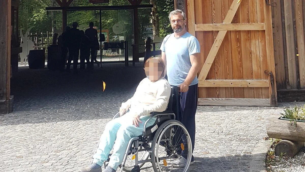 Markus pflegt seine Mutter schon seit mehreren Jahren.