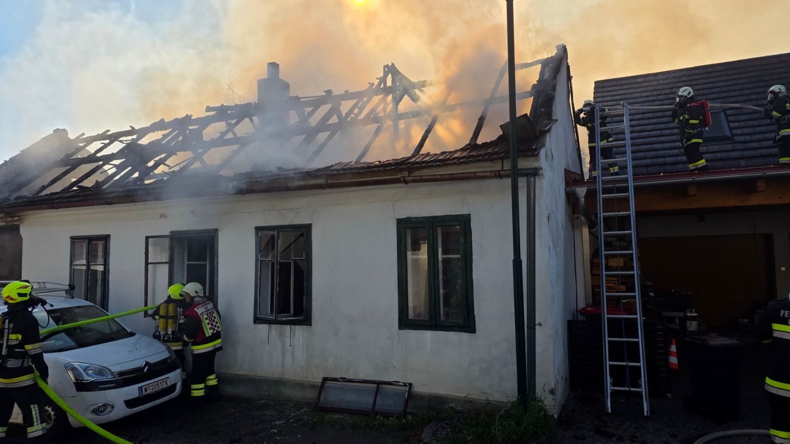 Wohnhausbrand in Fels am Wagram: Feuerwehr im Einsatz
