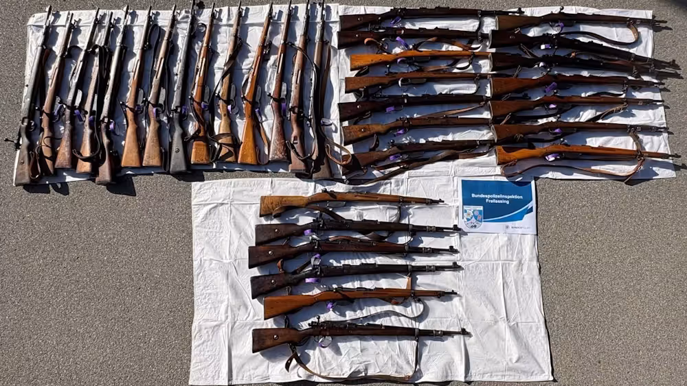 Mehrere der vor rund einem Monat in Bayern sichergestellten Waffen sollen Hakenkreuz-Symbole aufweisen.