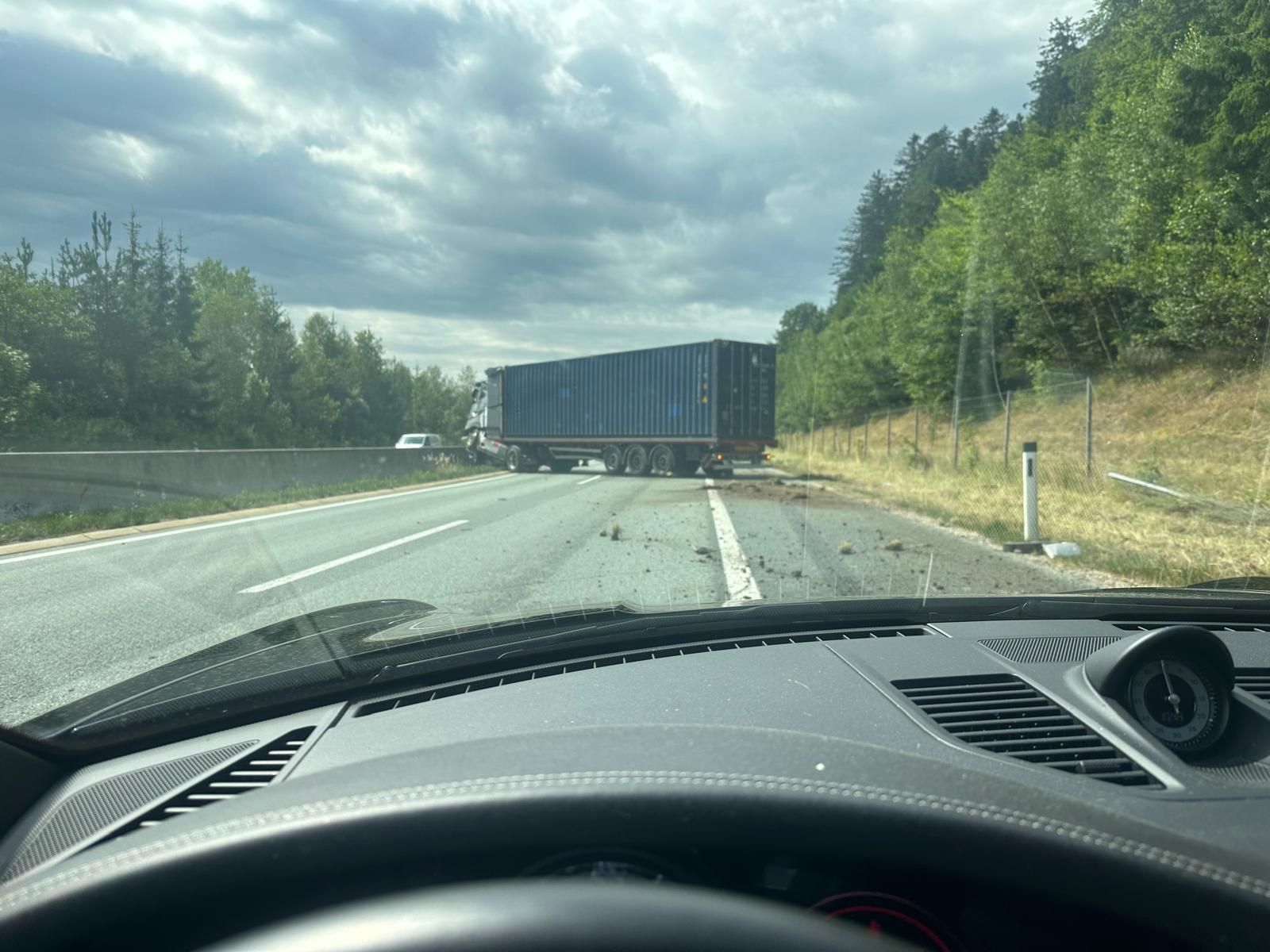Auf der Süd Autobahn (A2) zwischen Schäffern und Pinggau (Steiermark) in Fahrtrichtung Graz kam ein Lastwagen von der Fahrbahn ab und donnerte in eine Betonabgrenzung.
