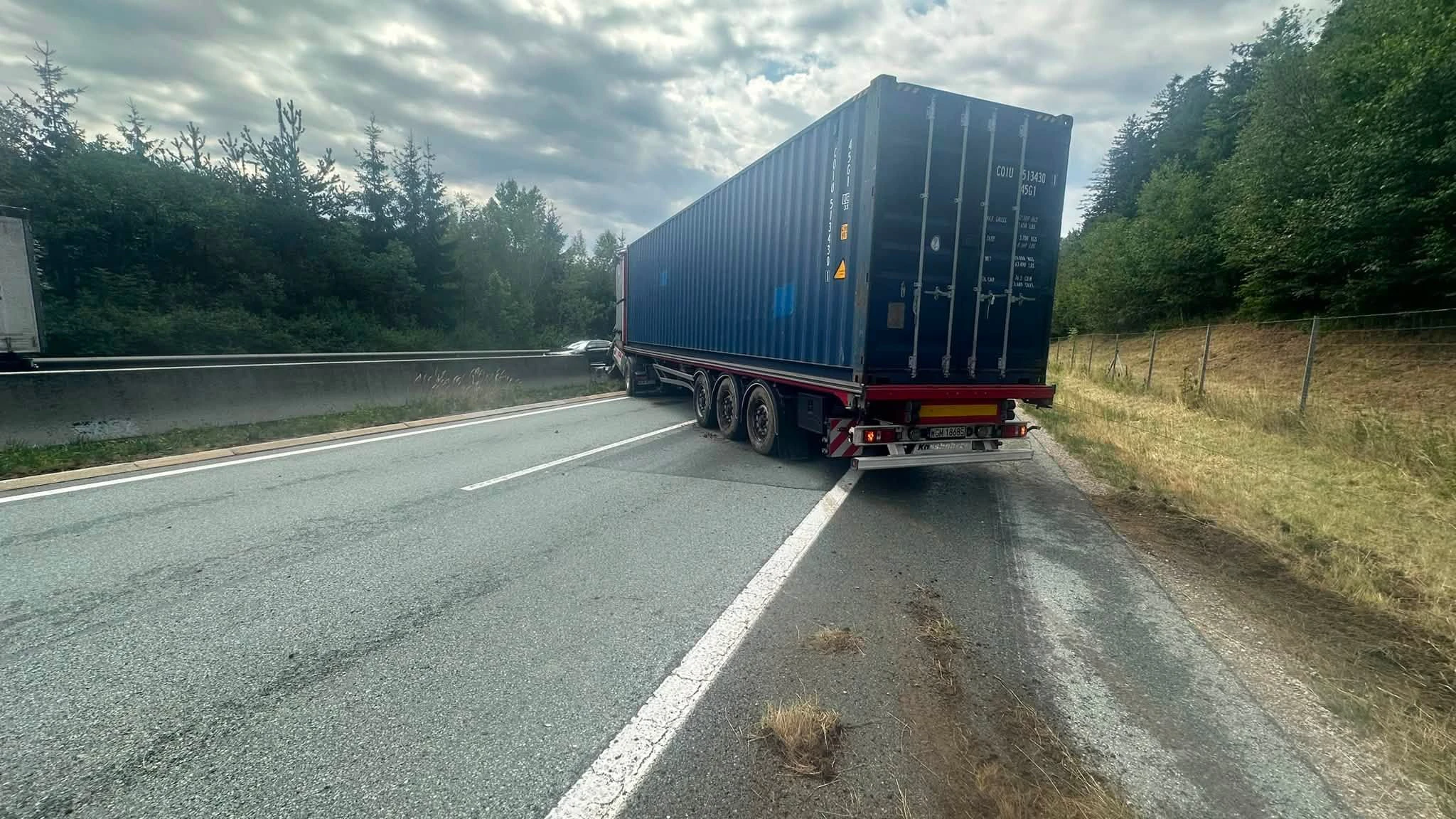 Heinzl fotografierte den Lkw, der quer über die A2 stand