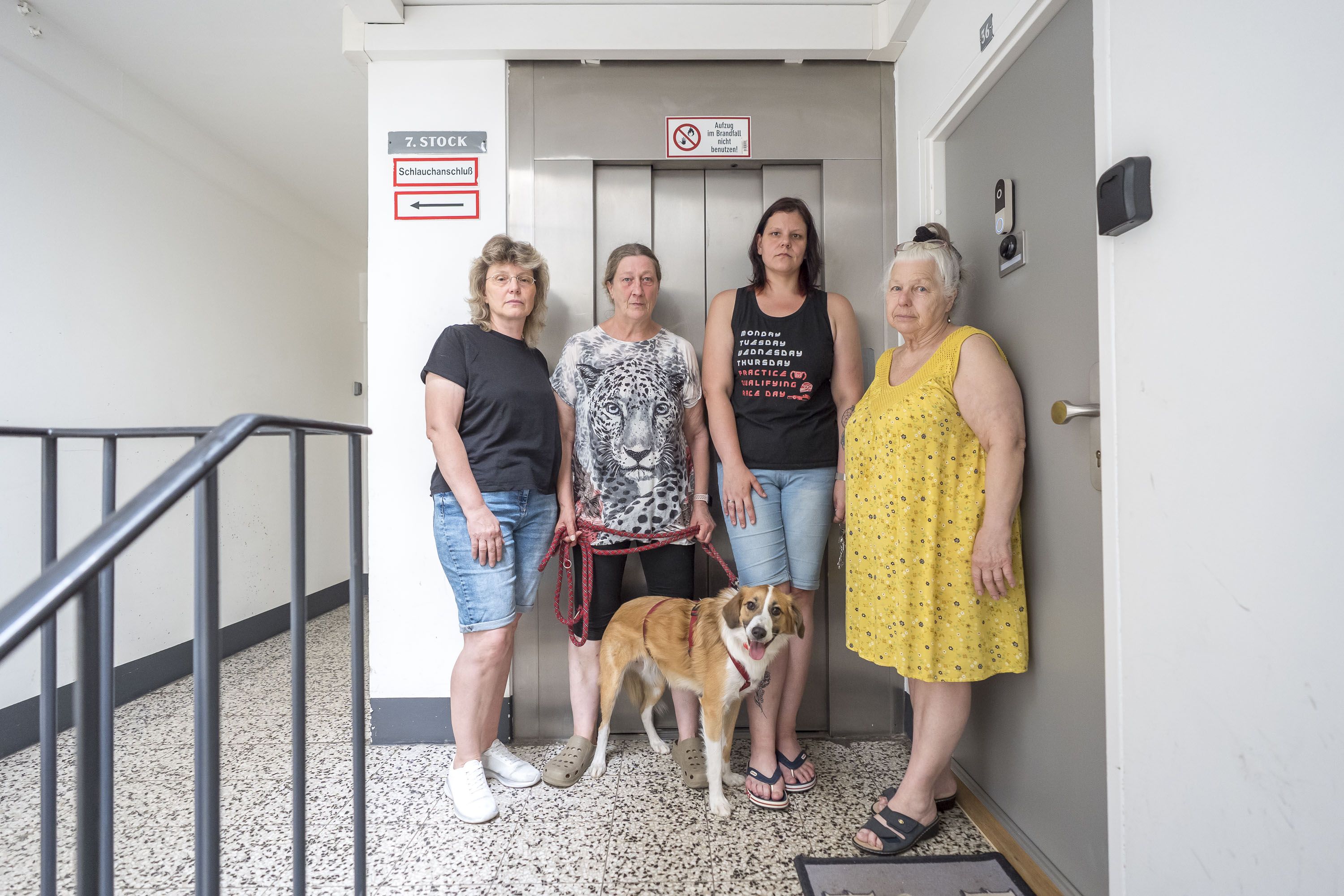 (v.l.) Für Claudia, Anna, Henriette, Ernestine und auch die anderen Bewohner ist die wochenlange Lift-Sperre eine große Belastung.