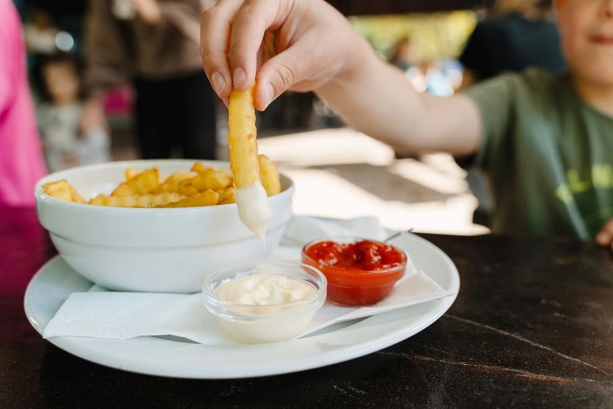 Schon besser: Zum Pommes mit Ketchup und Mayo müssen Kinder selten überredet werden