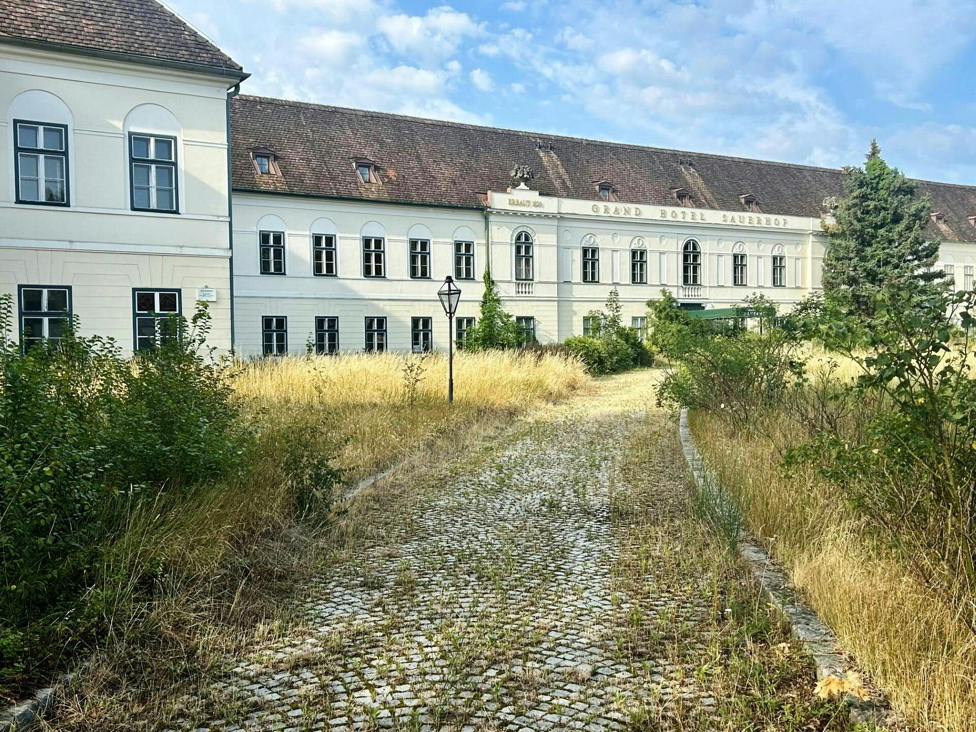 Eine Außenansicht des Grand Hotel Sauerhof, aufgenommen am Montag, 20. Juli 2026 in Baden. Das seit mehr als zwölf Jahren nach einem Konkurs geschlossene Hotel in Baden soll zu neuem Leben erweckt werden. 