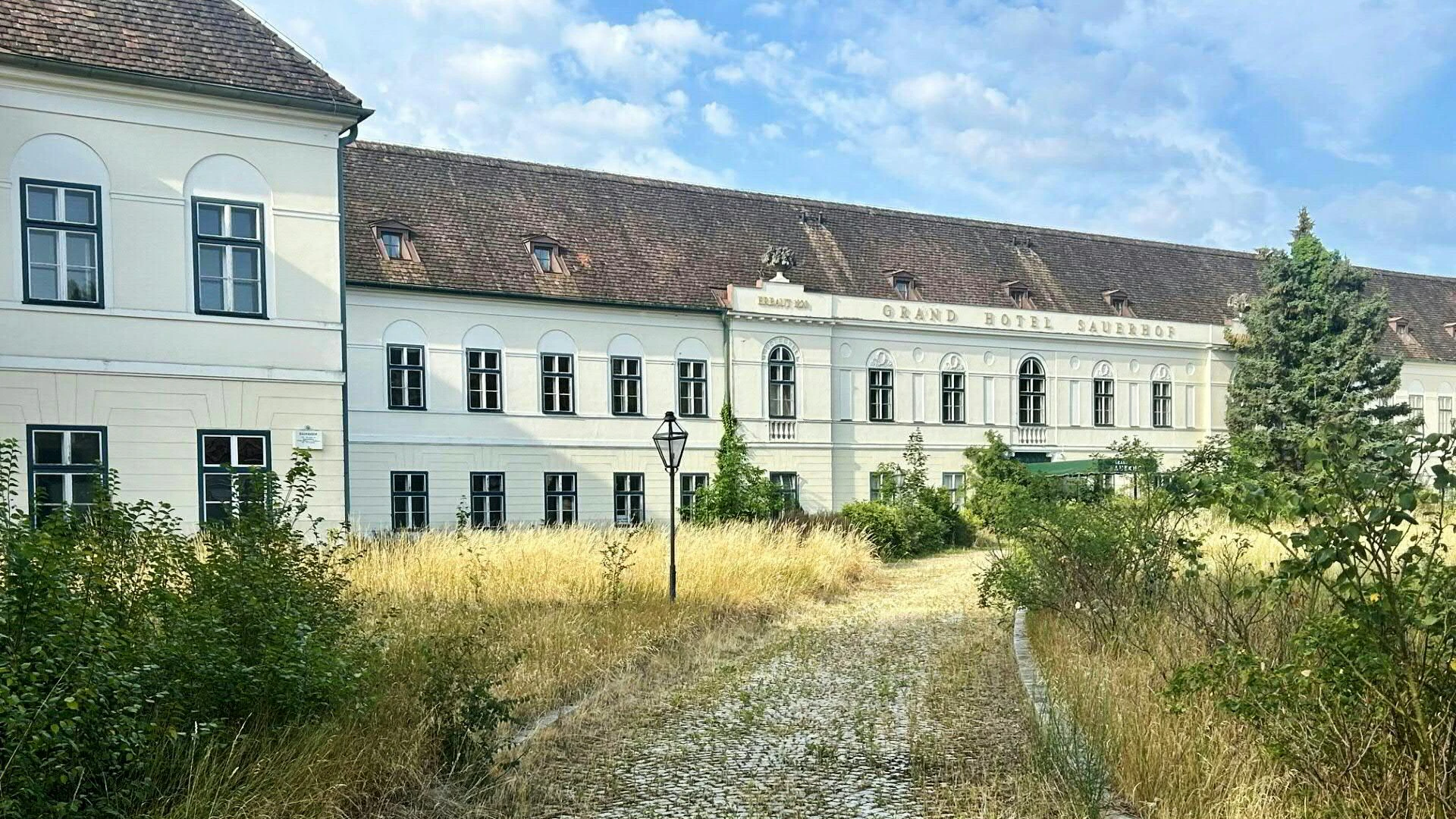 Heute.at - Hotel Sauerhof und Schloss Weikersdorf vor Neustart