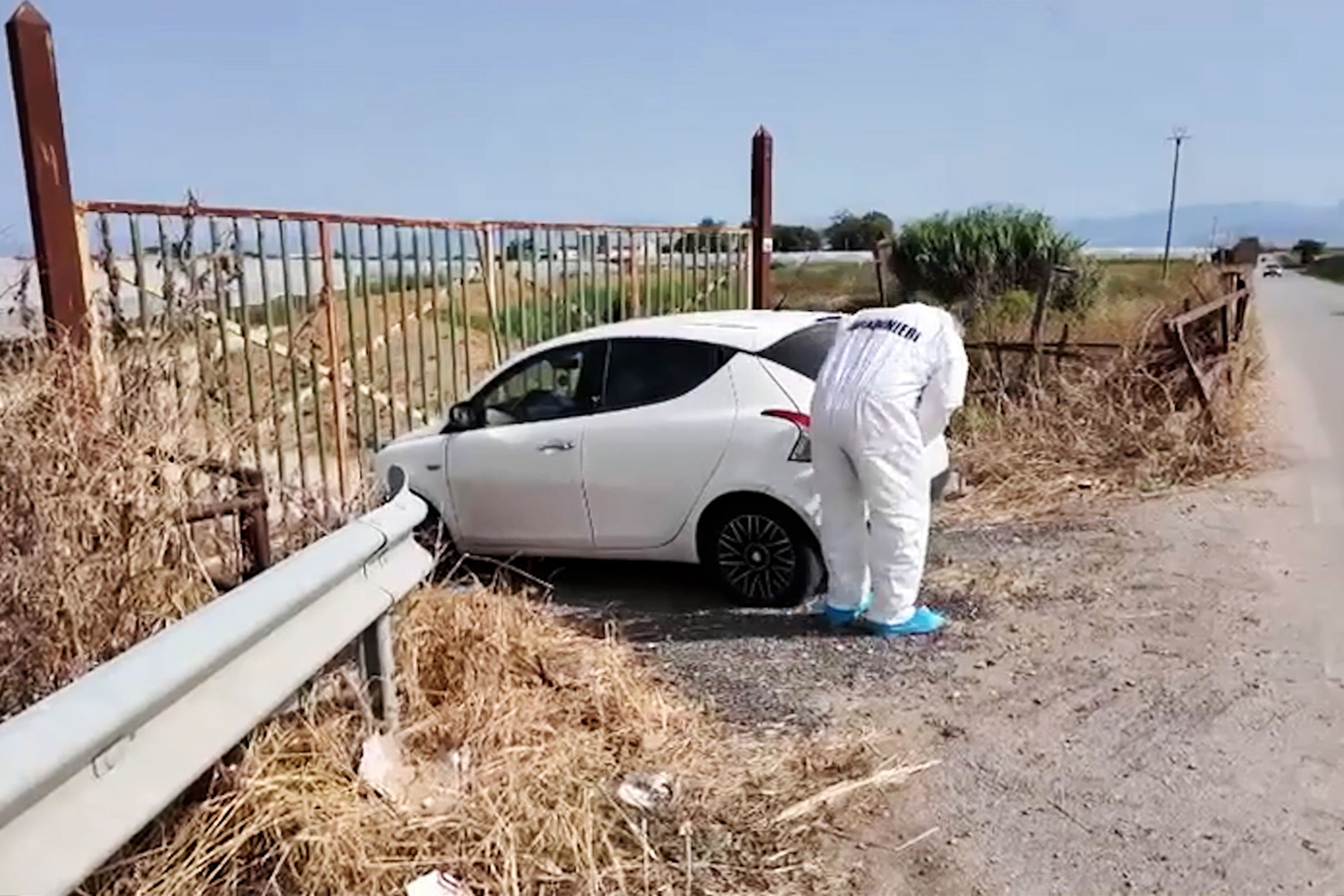 Feuerwehrleute entdeckten die verbrannte Leiche von Luca Esposito auf einem Feld bei Eboli, Italien.