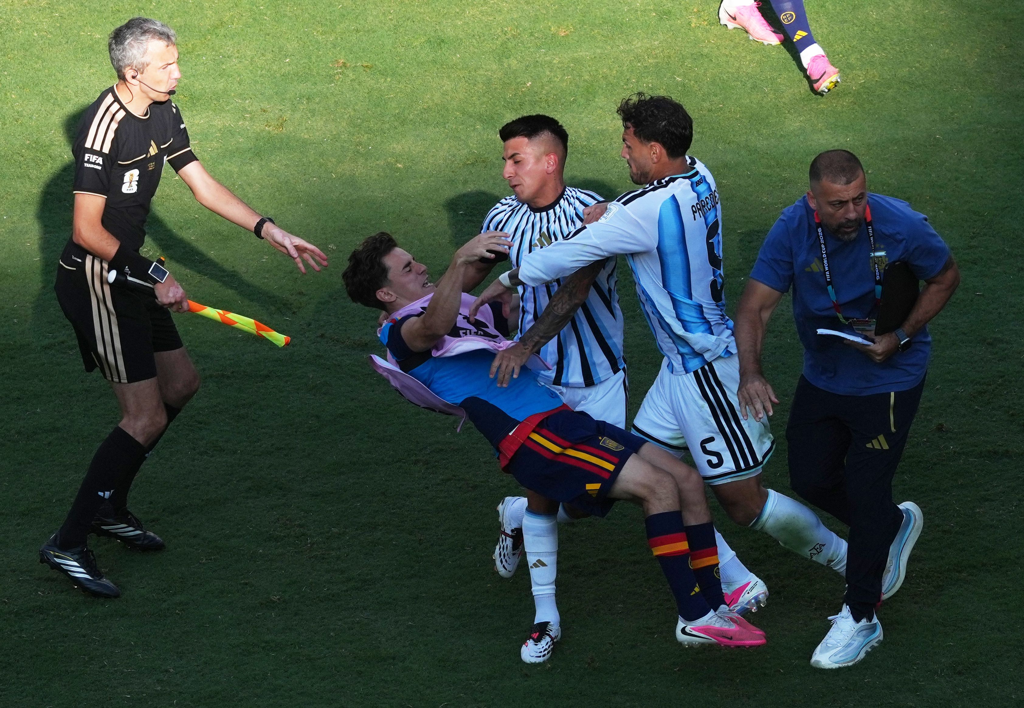 Der argentinische Star-Spieler Leandro Paredes rastete komplett aus. 
