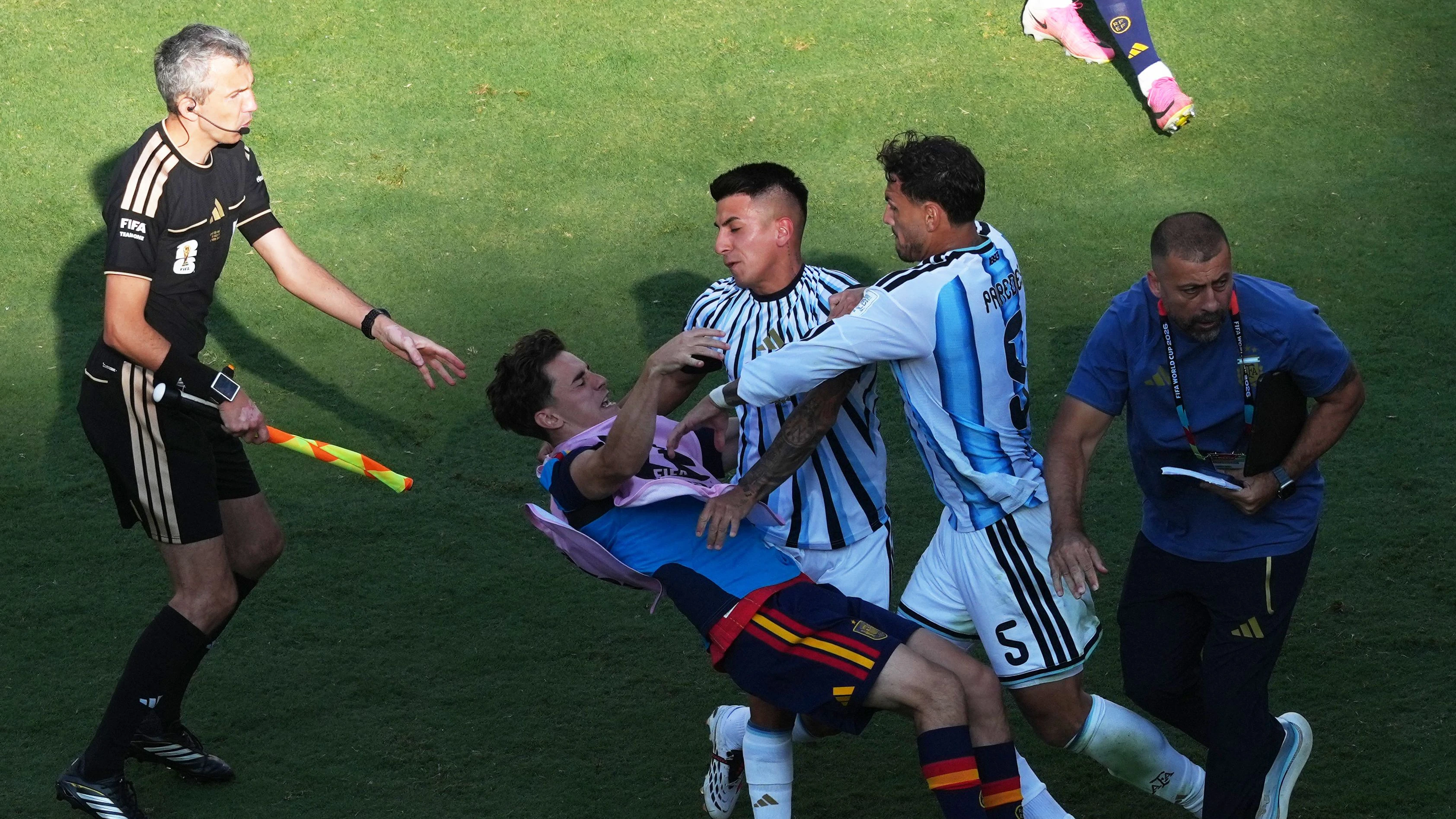 Der argentinische Star-Spieler Leandro Paredes rastete komplett aus. 