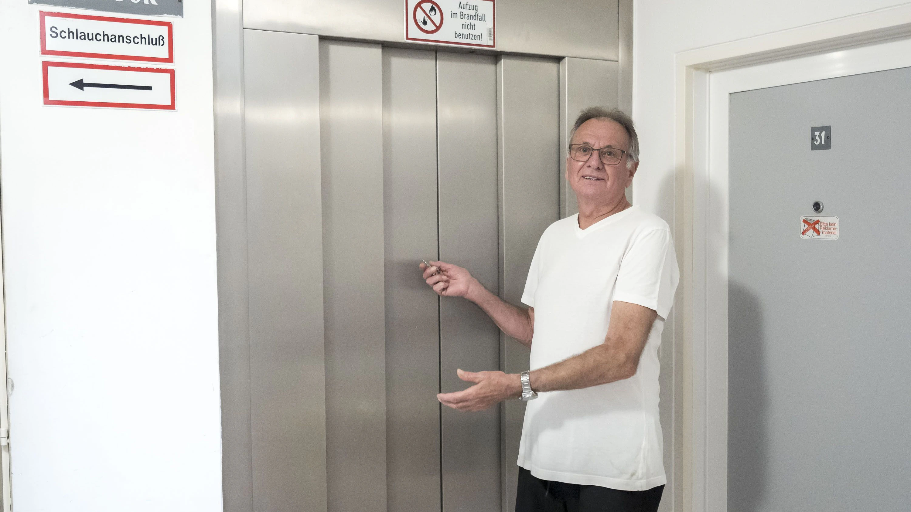 Johann N. aus dem sechsten Stock versteht die notwendige Reparatur, seine Frau ist allerdings auf den Rollstuhl angewiesen.