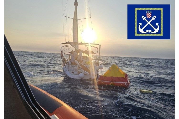 Die Österreicher wurden per Rettungsinsel aus der Adria geborgen.