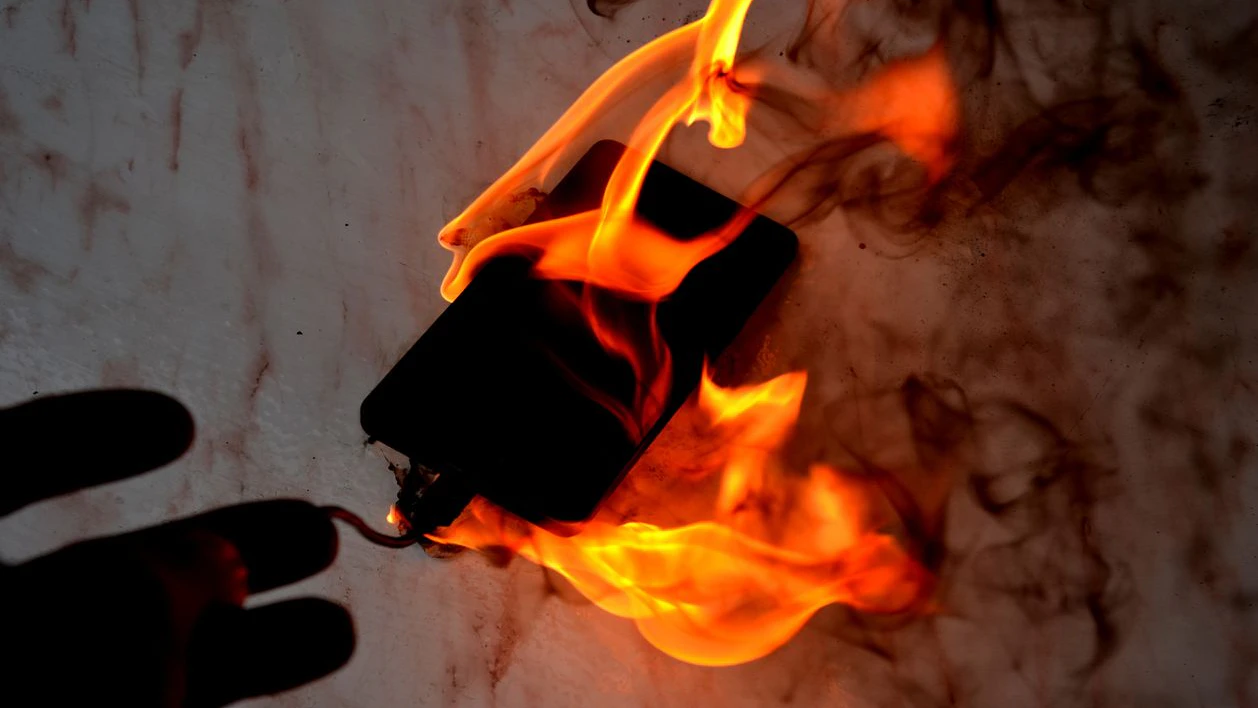 Auch in Handys sind Lithium Akkus, die zu brennen beginnen können.