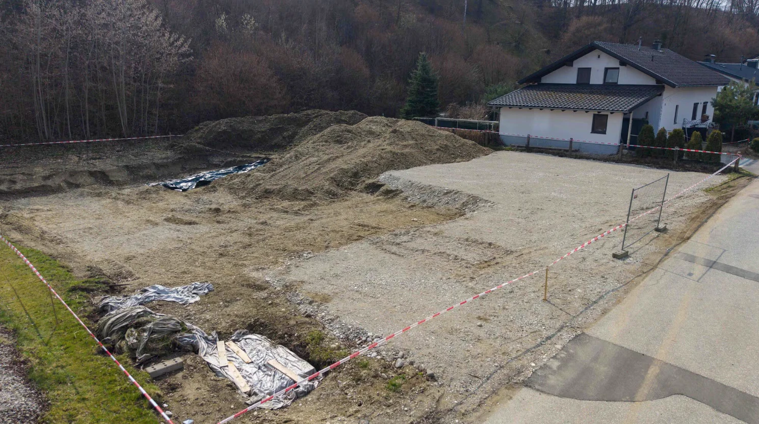 Auf dieser Baustelle wurde durch Zufall das Grab entdeckt.