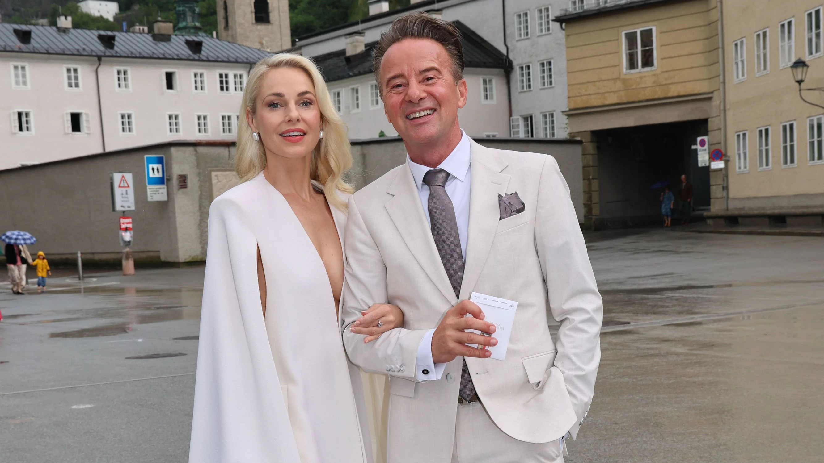 Silvia Schneider und Edelschneider Gottfried Birklbauer zeigten sich bei den Salzburger Festspielen im eleganten Partnerlook. Die Moderatorin trug einen weißen Capeblazer mit tiefem Ausschnitt und eine fließende Palazzohose.