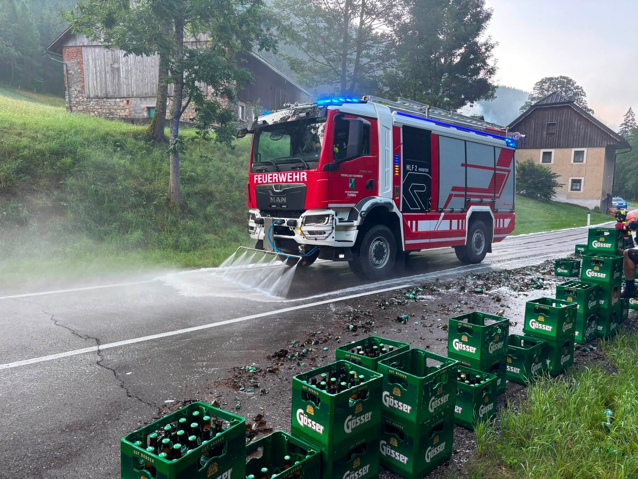 Bier-Alarm auf der B20! Lkw verliert Durstlöscher