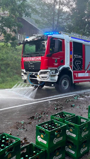 Bier-Unfall Steiermark: Laster verliert Kisten auf B20, Feuerwehr sichert Gefahrenstelle. Verkehr kurz beeinträchtigt, keine Verletzten.