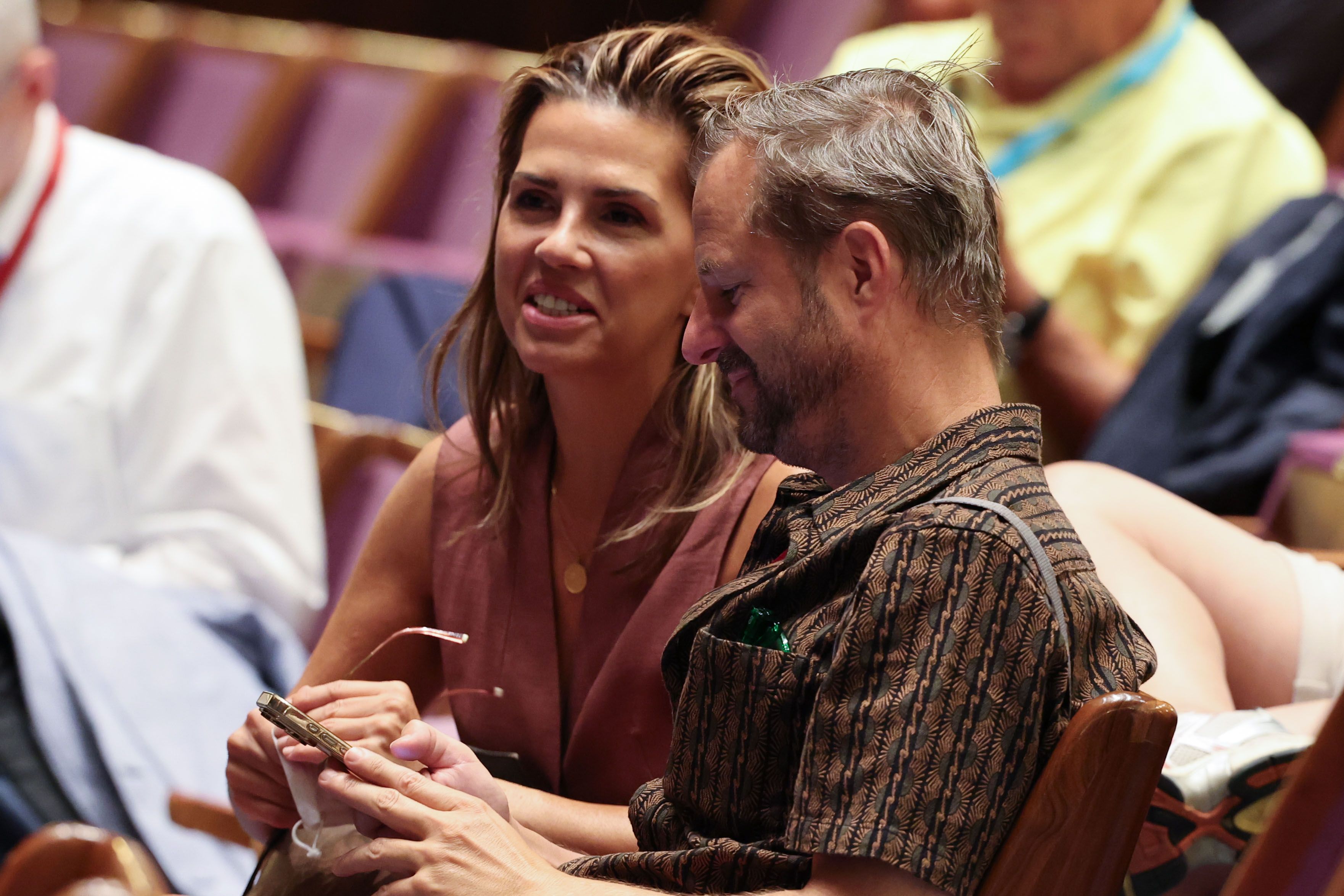Philipp Hochmair und Carolin Sinemus zeigten sich bei der ersten Hauptprobe von „Carmen“ im Großen Festspielhaus vertraut in den Zuschauerreihen.