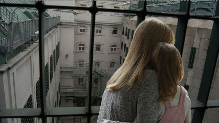 Nach dem Tod des Häftlings bleiben seine Freundin und die gemeinsame Tochter zurück.
