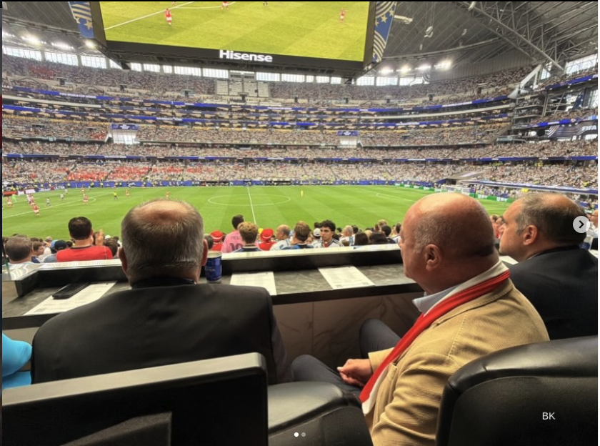 Bundeskanzler Christian Stocker mit ÖFB-Präsident Josef Pröll (l.) im Stadion in Dallas beim WM-Match Österreich gegen Argentinien