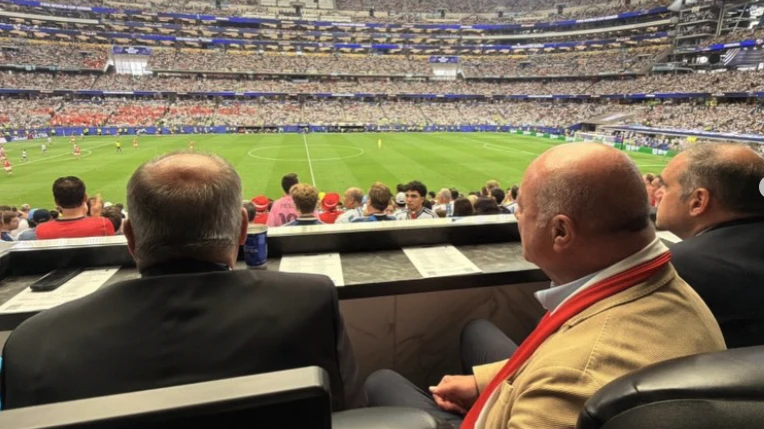 Bundeskanzler Christian Stocker mit ÖFB-Präsident Josef Pröll im Stadion beim WM-Match Österreich gegen Argentinien in Dallas