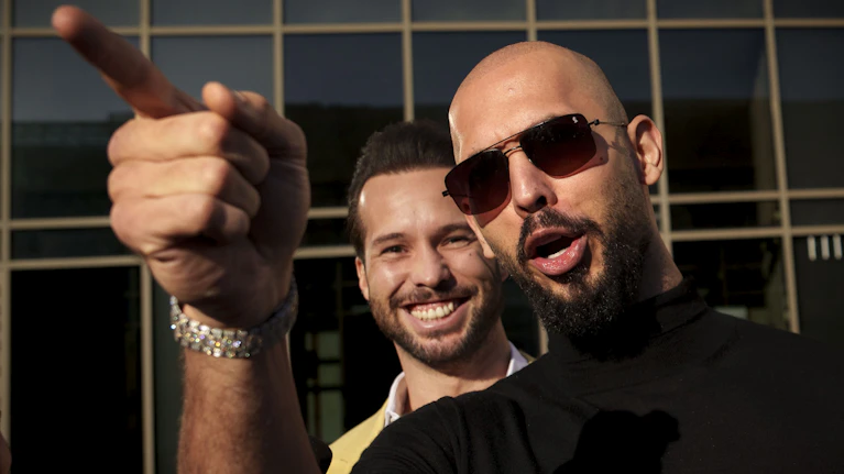 Das umstrittene Brüderpaar Andrew und Tristan Tate ist in Miami festgenommen worden. Großbritannien verlangt die Auslieferung und hat insgesamt 59 Anklagepunkte gegen die beiden erhoben. Worum es dabei geht, wieso Donald Trump das Verfahren abwürgen könnte.