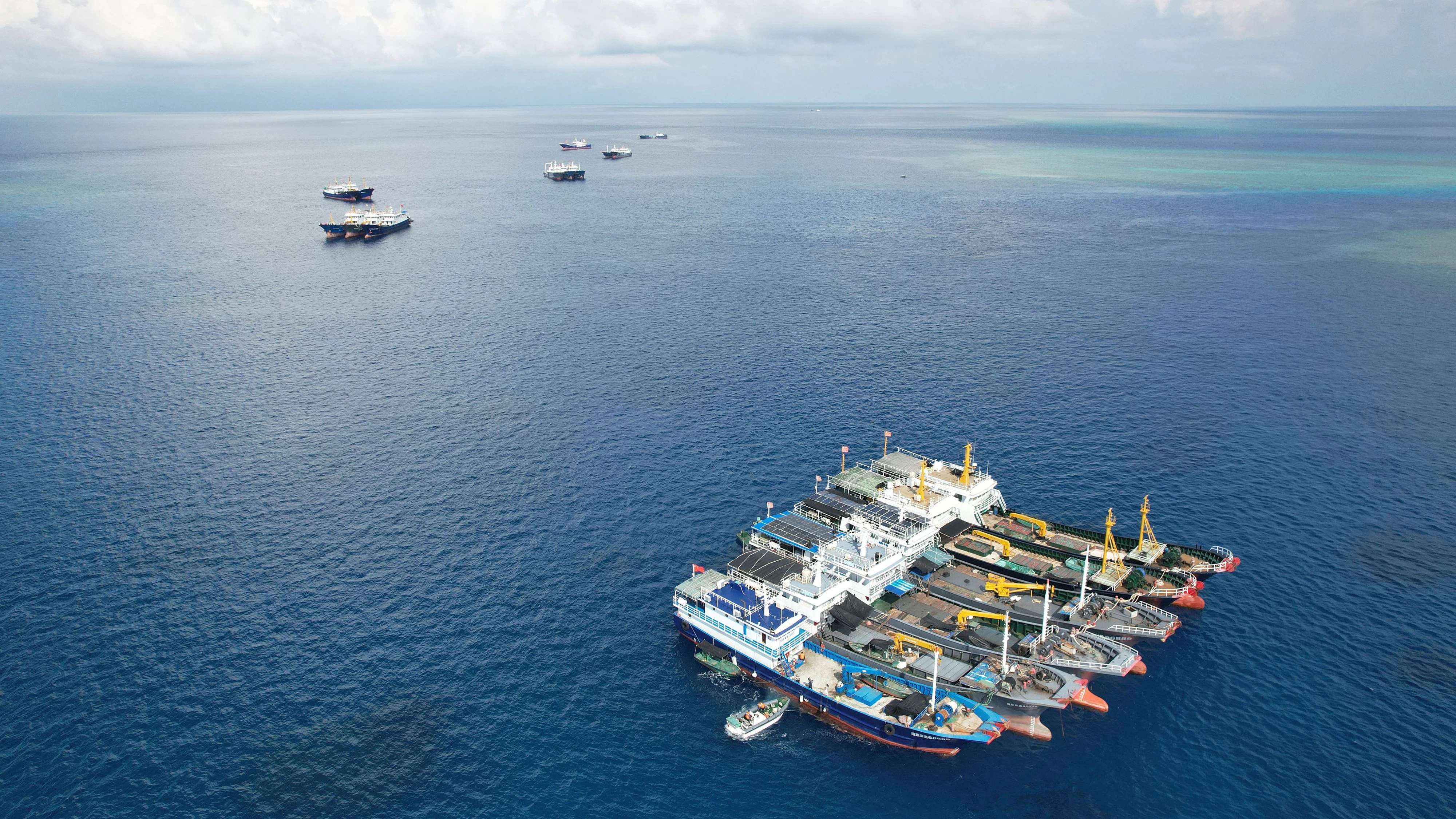 Blockade-Strategie: Chinesische Fischerboote schließen sich zu Gruppen zusammen. Zuletzt formierten sich mehr als 1.000 solcher Boote in den Gewässern rund um Taiwan