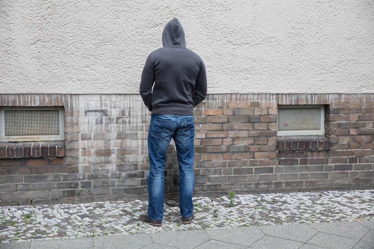Der Mann wurde beim Urinieren gegen eine Hausmauer von zwei Frauen angesprochen – daraufhin rastete er aus.
