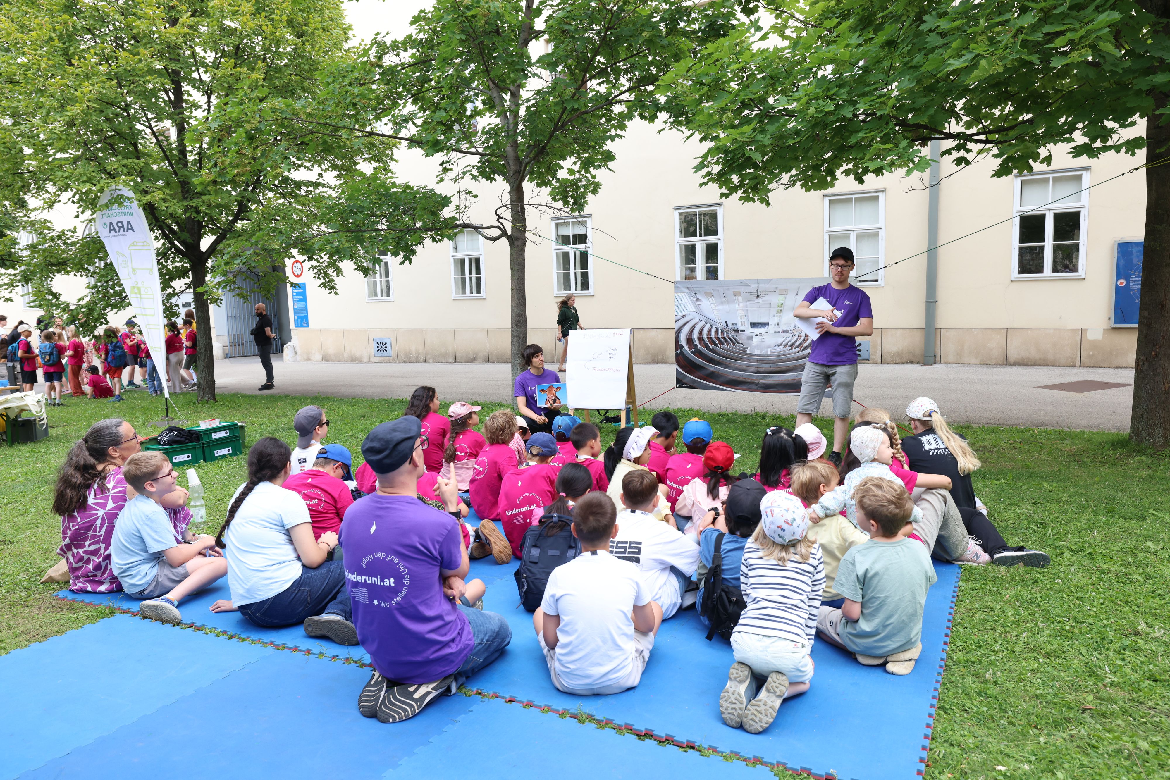 Die Kinderuni on Tour bringt Wissenschaft in den Sommerferien direkt in die Wiener Bezirke.