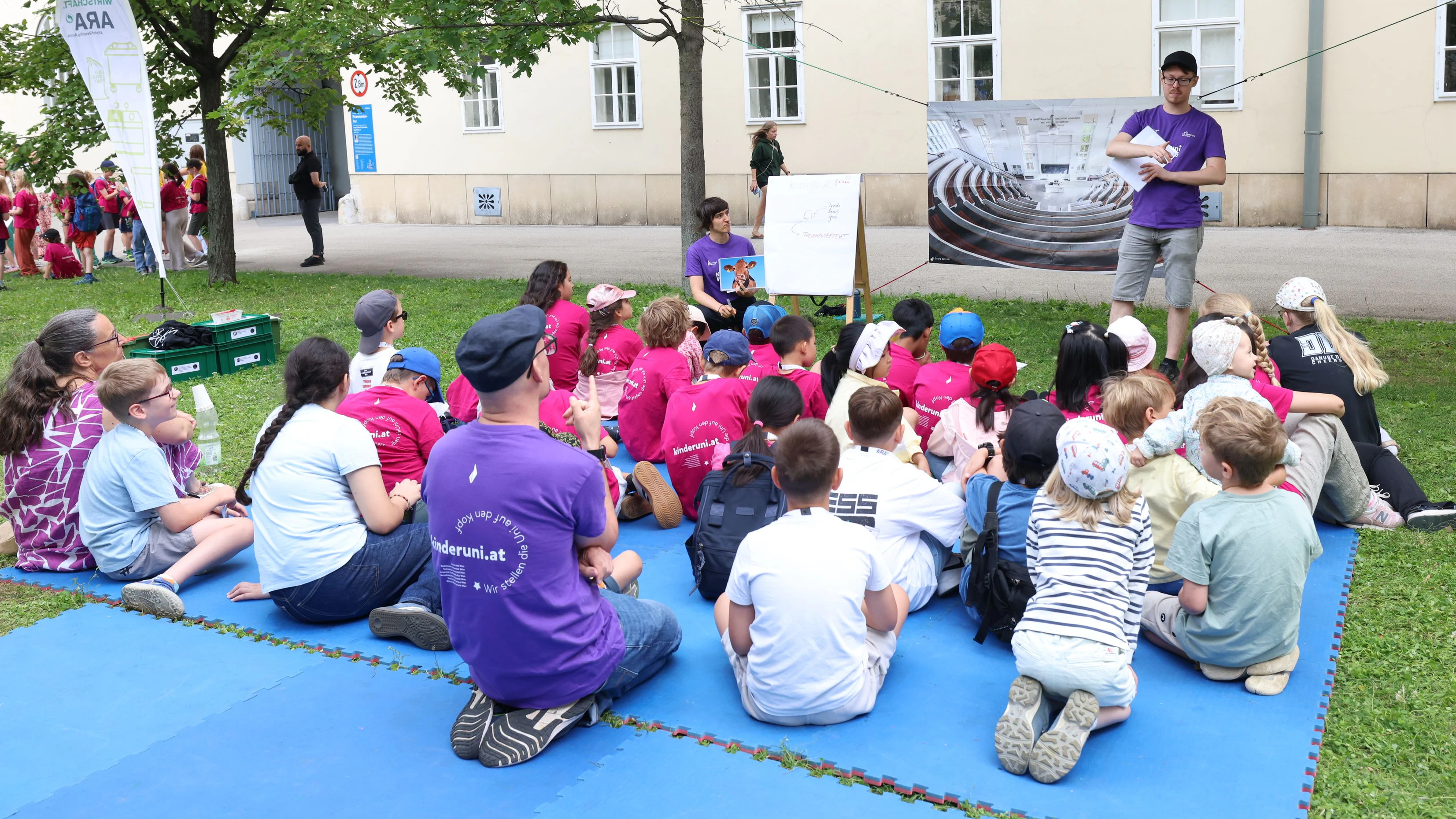 Heute.at - Kinderuni – Mini-Studenten pauken jetzt im Park