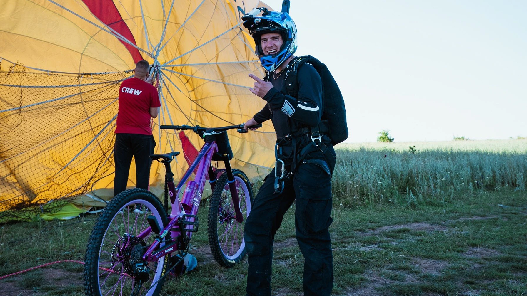 Heute.at - Rekord in 950 Meter! Biker springt von Heißluftballon