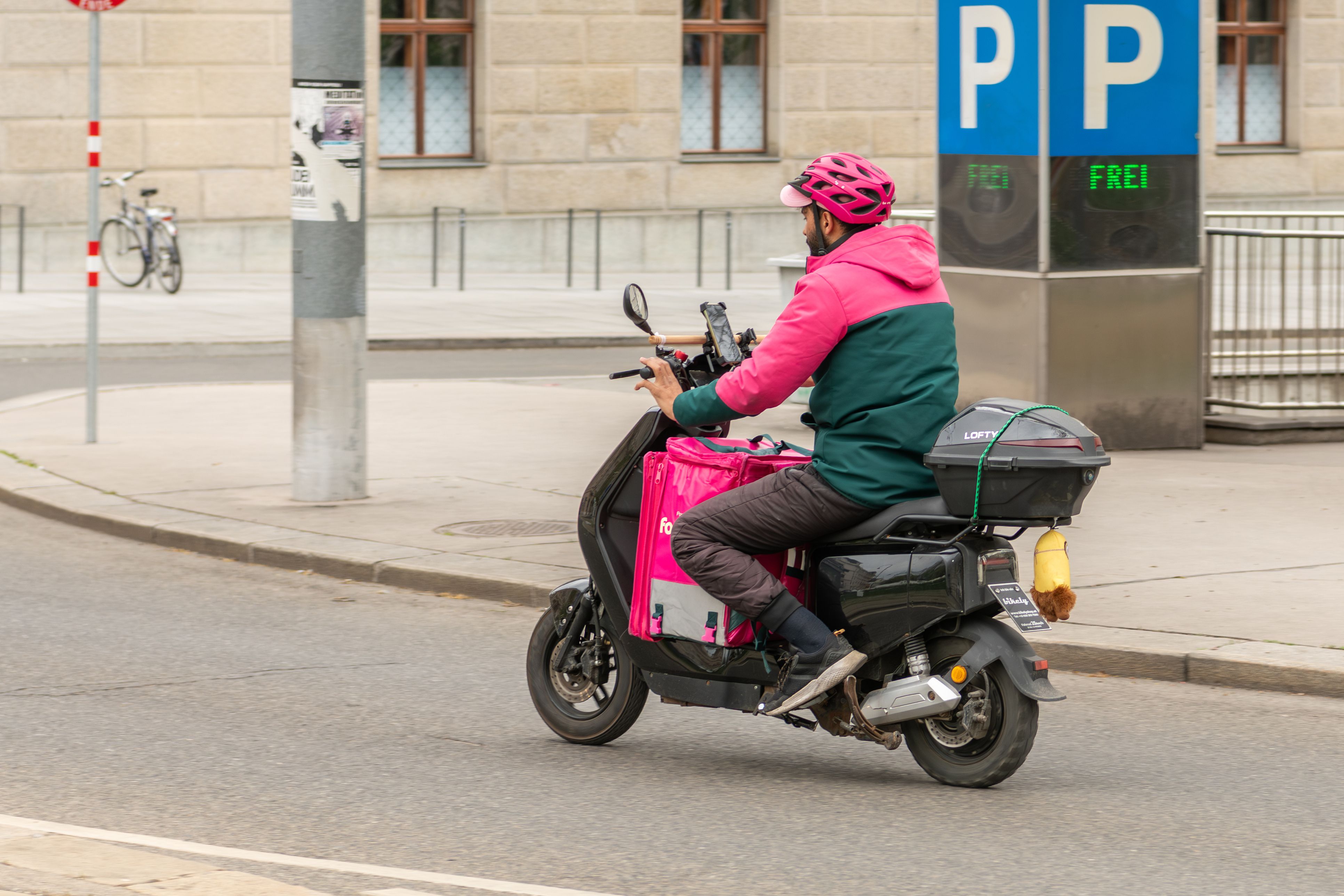 E-Mopeds sind vor allem bei den Essenslieferanten in den Städten beliebt.