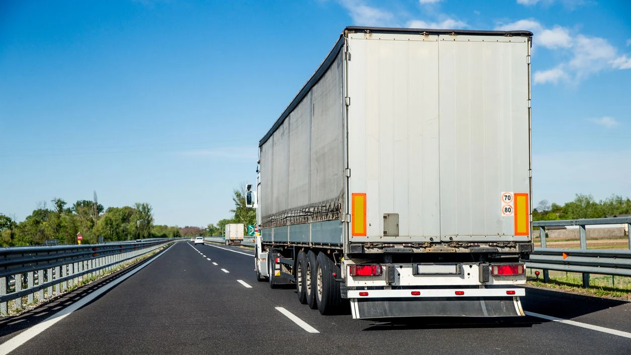 Heute.at - Lkw mit NS-Parole sorgt für Polizei-Einsatz
