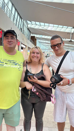 Zivilcourage in Wien: Influencer Satansbratan greift nach Raub vor Donauzentrum ein, hilft Opfer und schenkt neue Musikbox. Aktuelle Details.